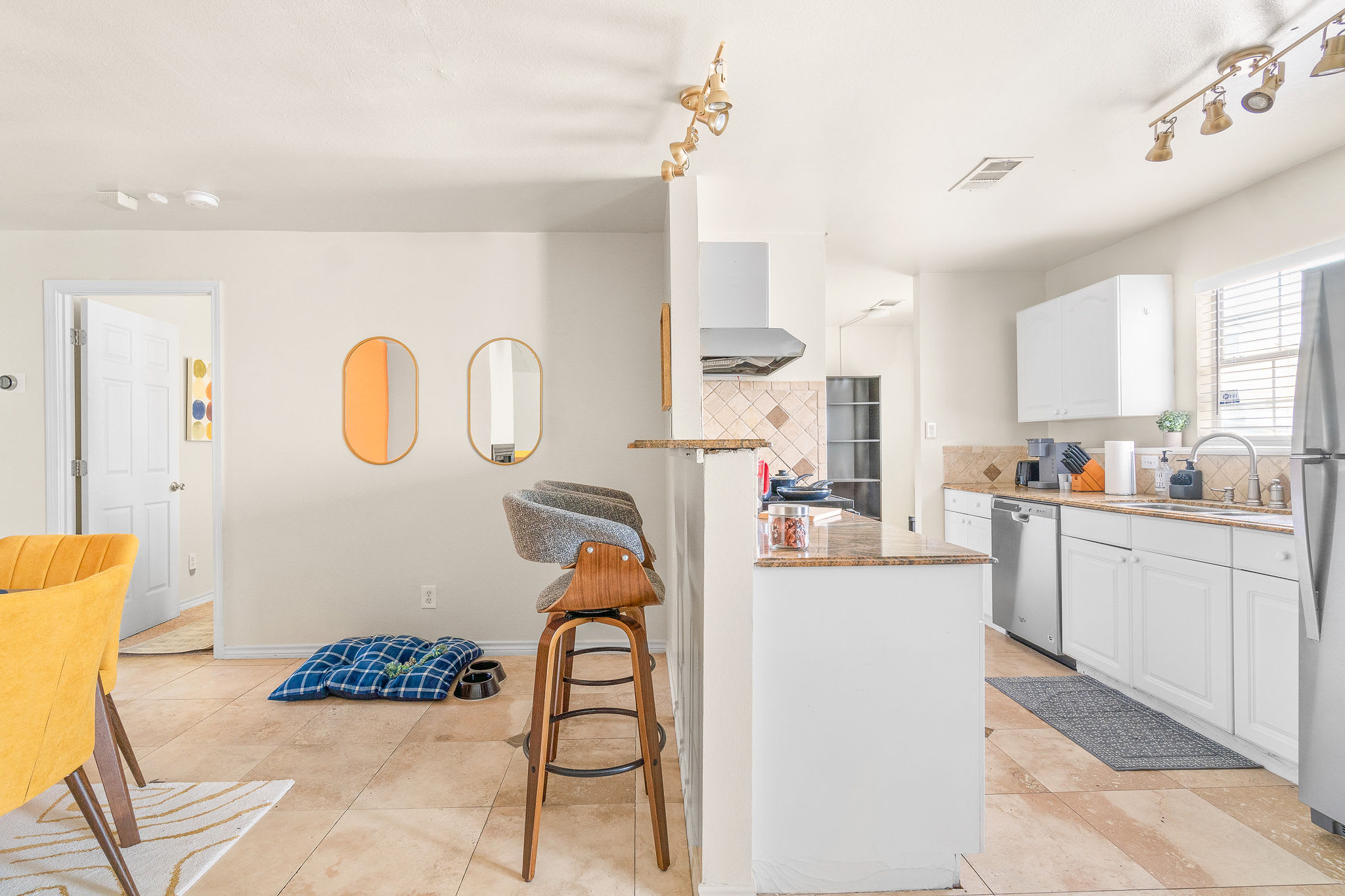 Dallas Retro House | KING Bed & Backyard - Picture 11