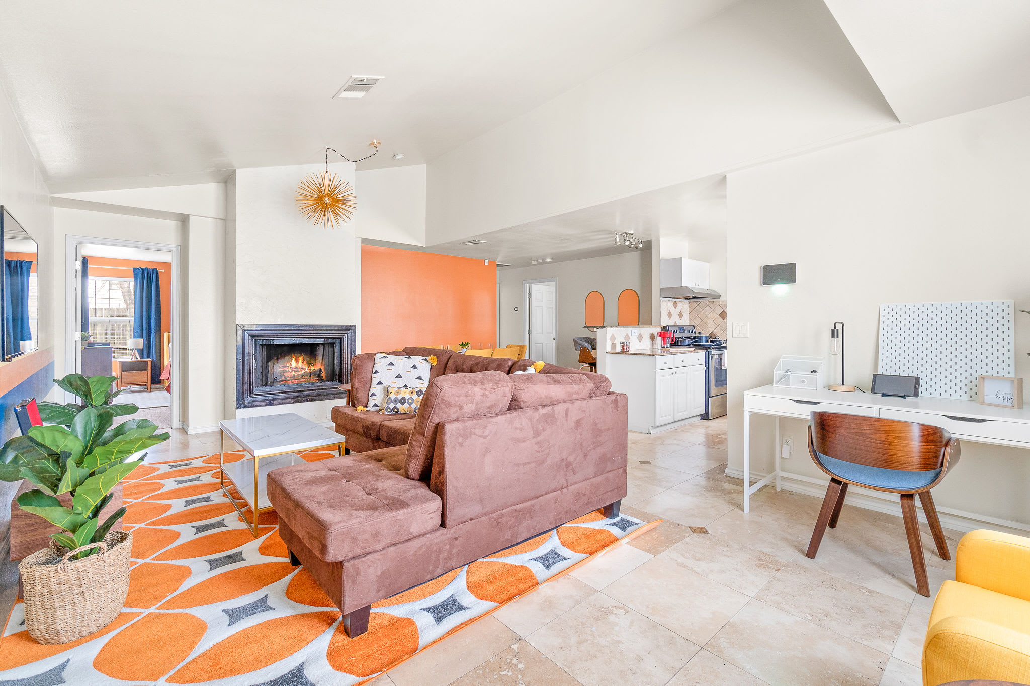 Dallas Retro House | KING Bed & Backyard - Picture 8