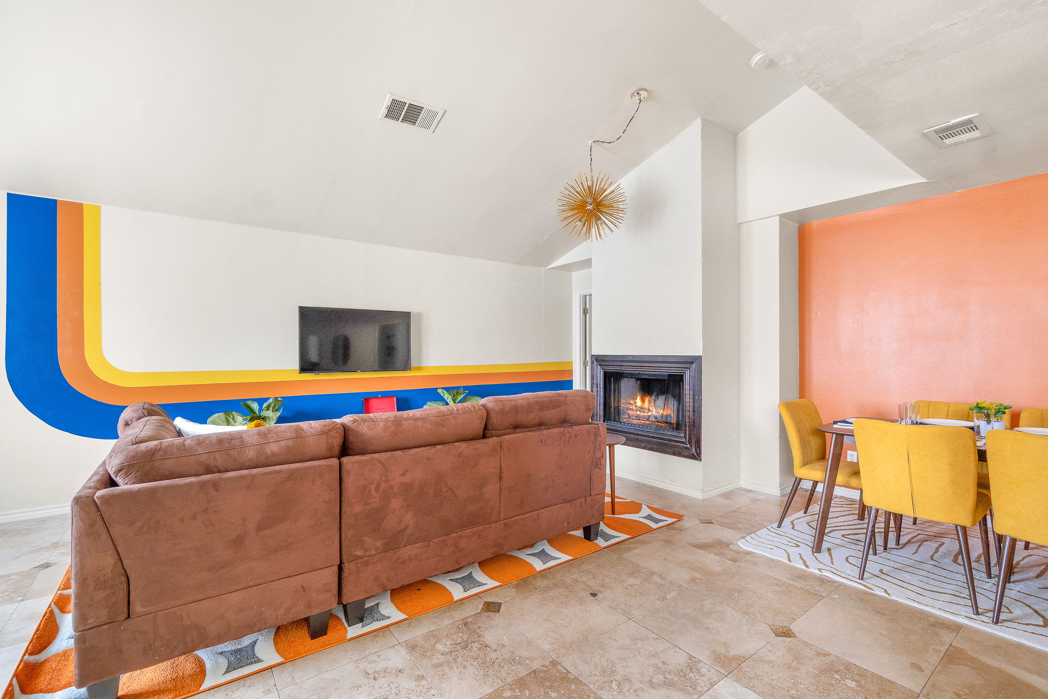 Dallas Retro House | KING Bed & Backyard - Picture 9