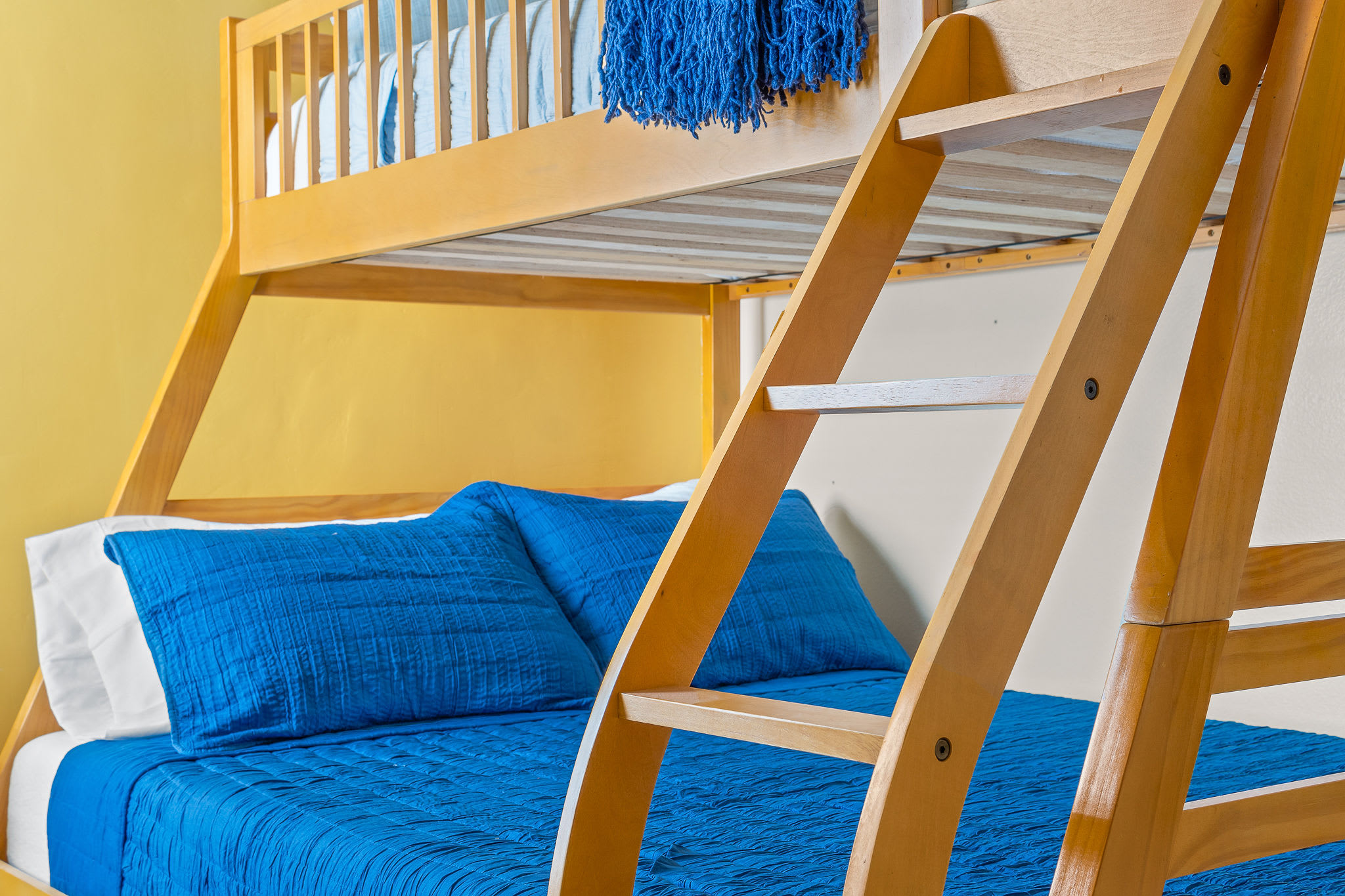 Dallas Retro House | KING Bed & Backyard - Picture 32