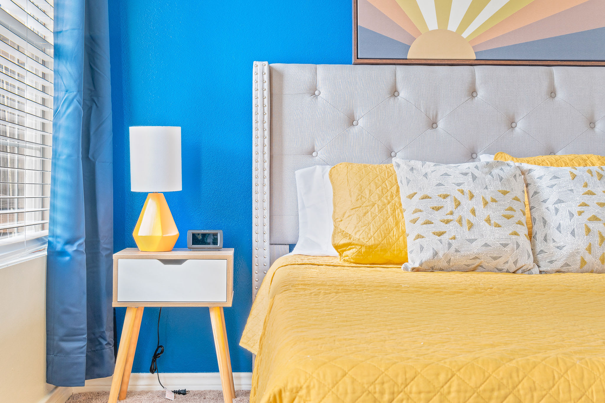 Dallas Retro House | KING Bed & Backyard - Picture 27