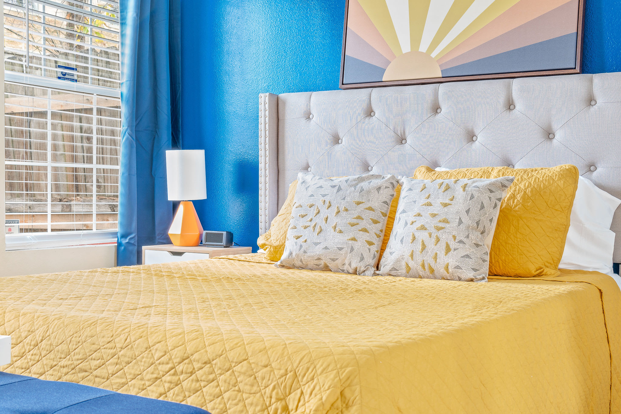 Dallas Retro House | KING Bed & Backyard - Picture 28