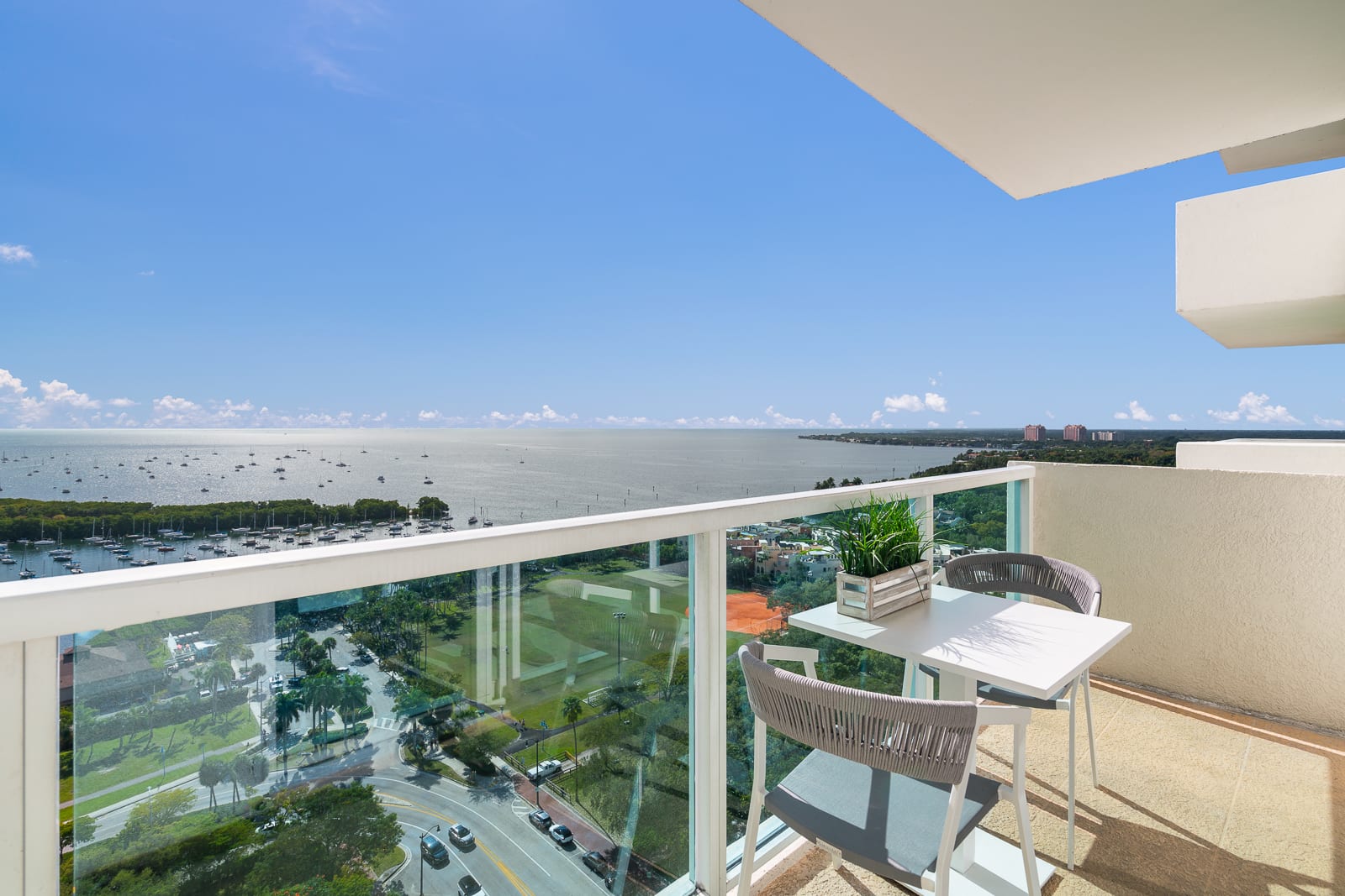 Ocean View Balcony. Pool & Hot tub. Fast Wi-Fi — Miami, FL — vacation rental