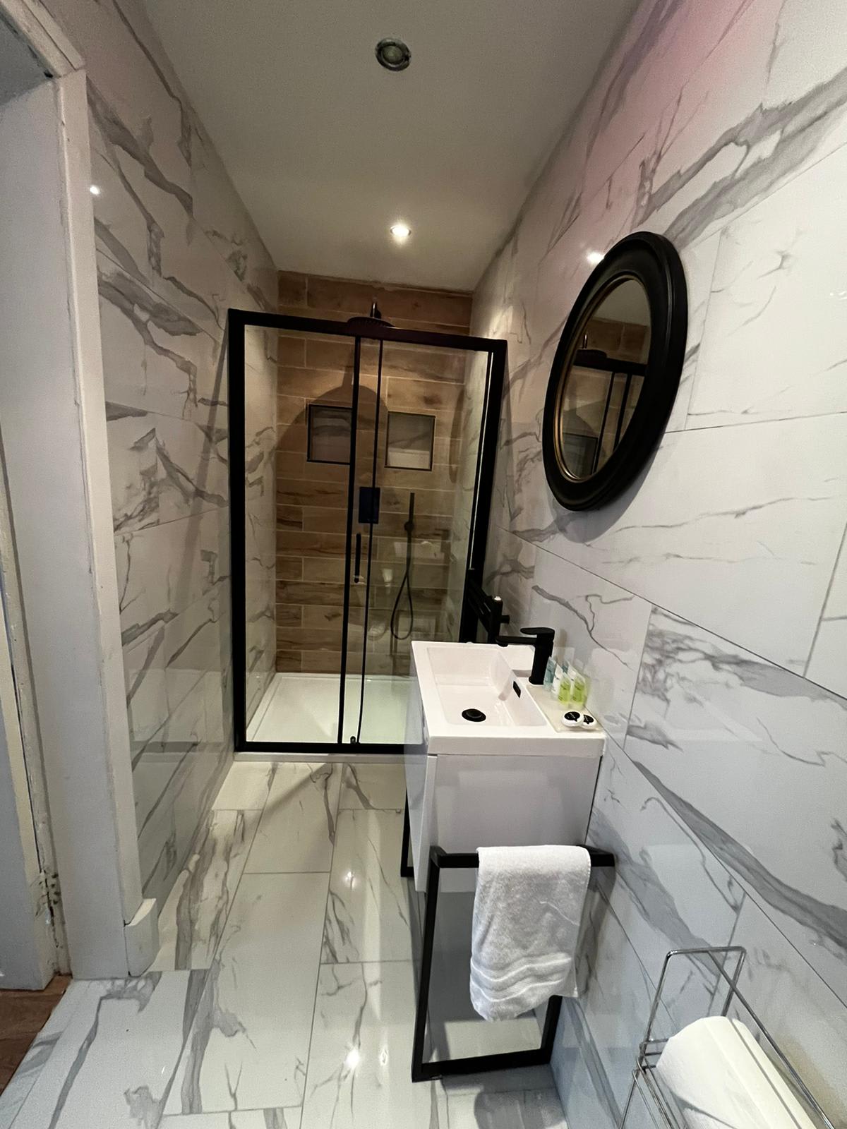 Stunning, Spacious, 2 bedroom Finnieston Apt, private parking and...