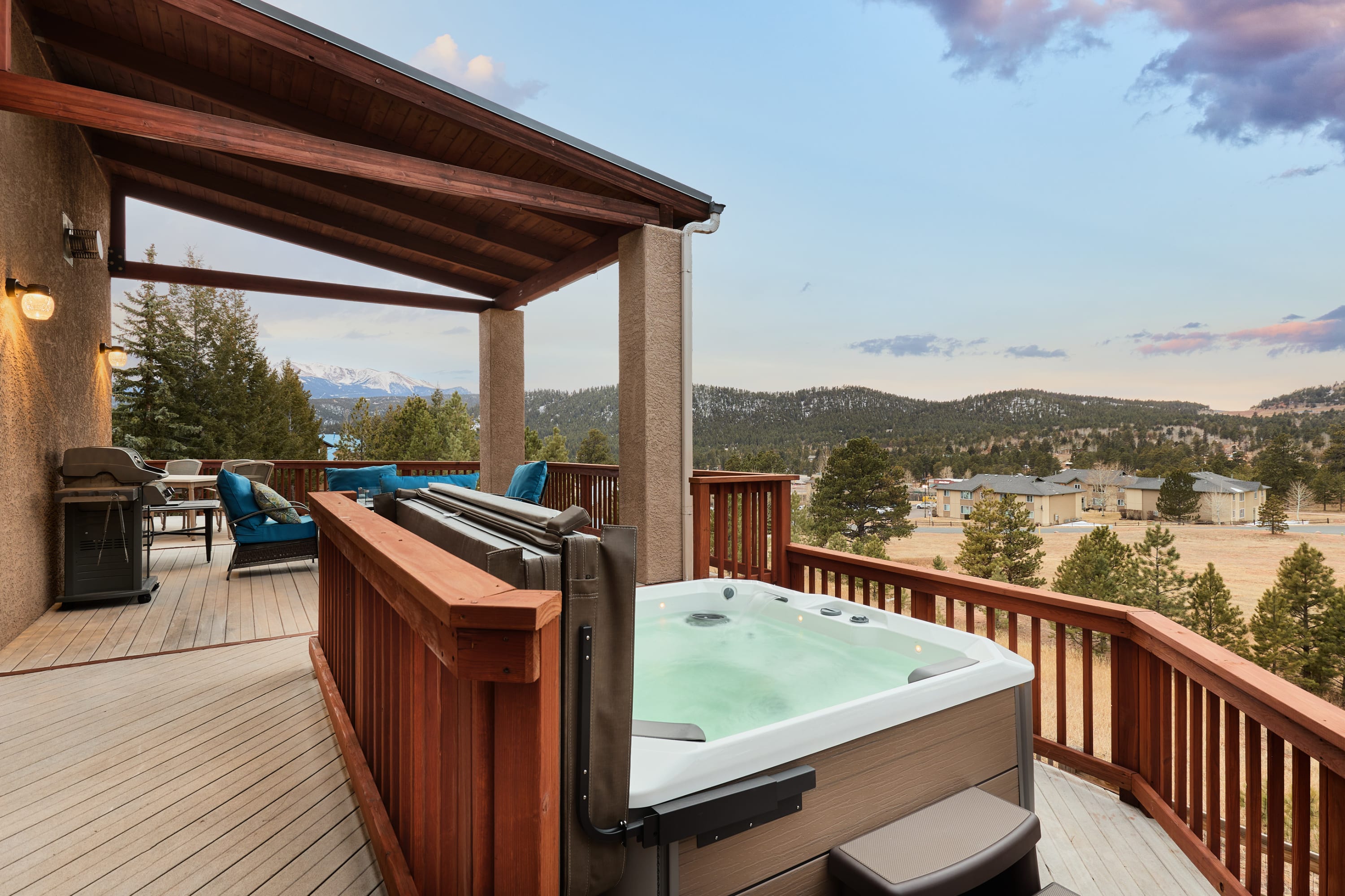 ★ Huge Luxury Home ★ Views ★ Hot Tub ★ Fire Pit ★ — Woodland Park, CO — vacation rental