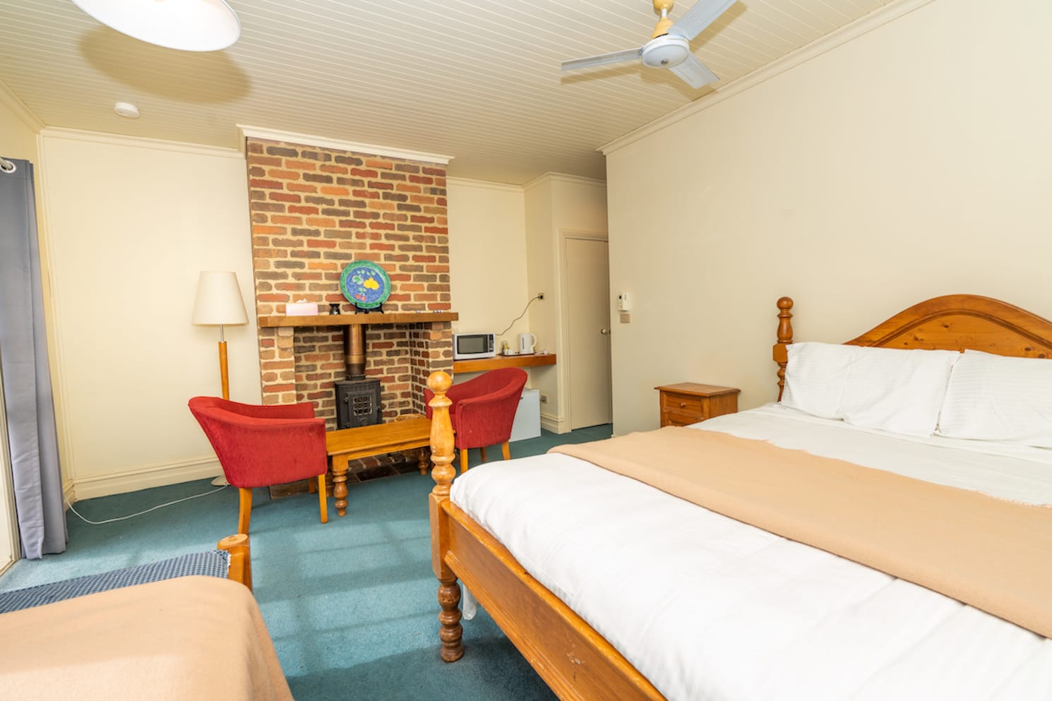 Acheron Valley Country  Retreat Lakefront Rooms (LR) - Picture 4