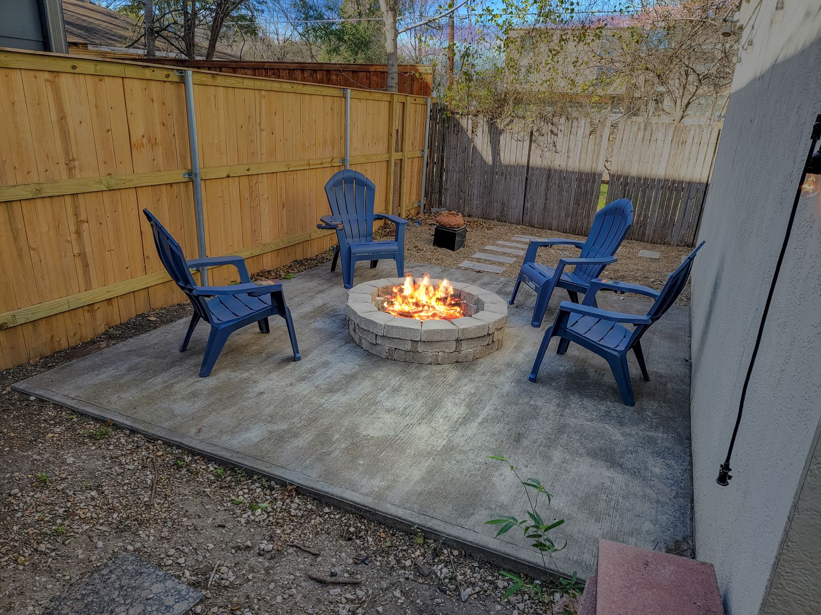 Dallas Retro House | KING Bed & Backyard - Picture 34