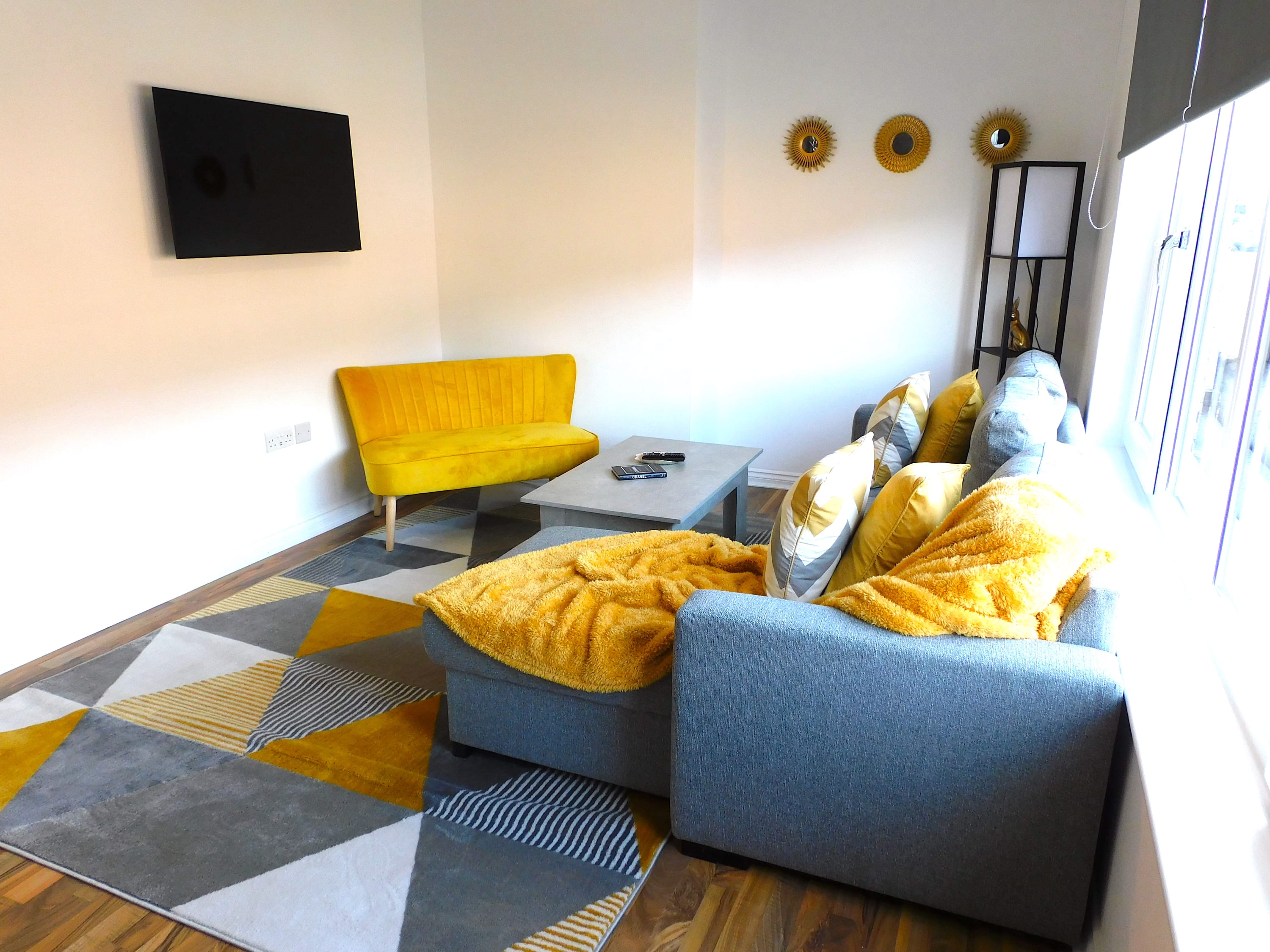 Newly refurbished 2 bedroom apartment close to station and local...