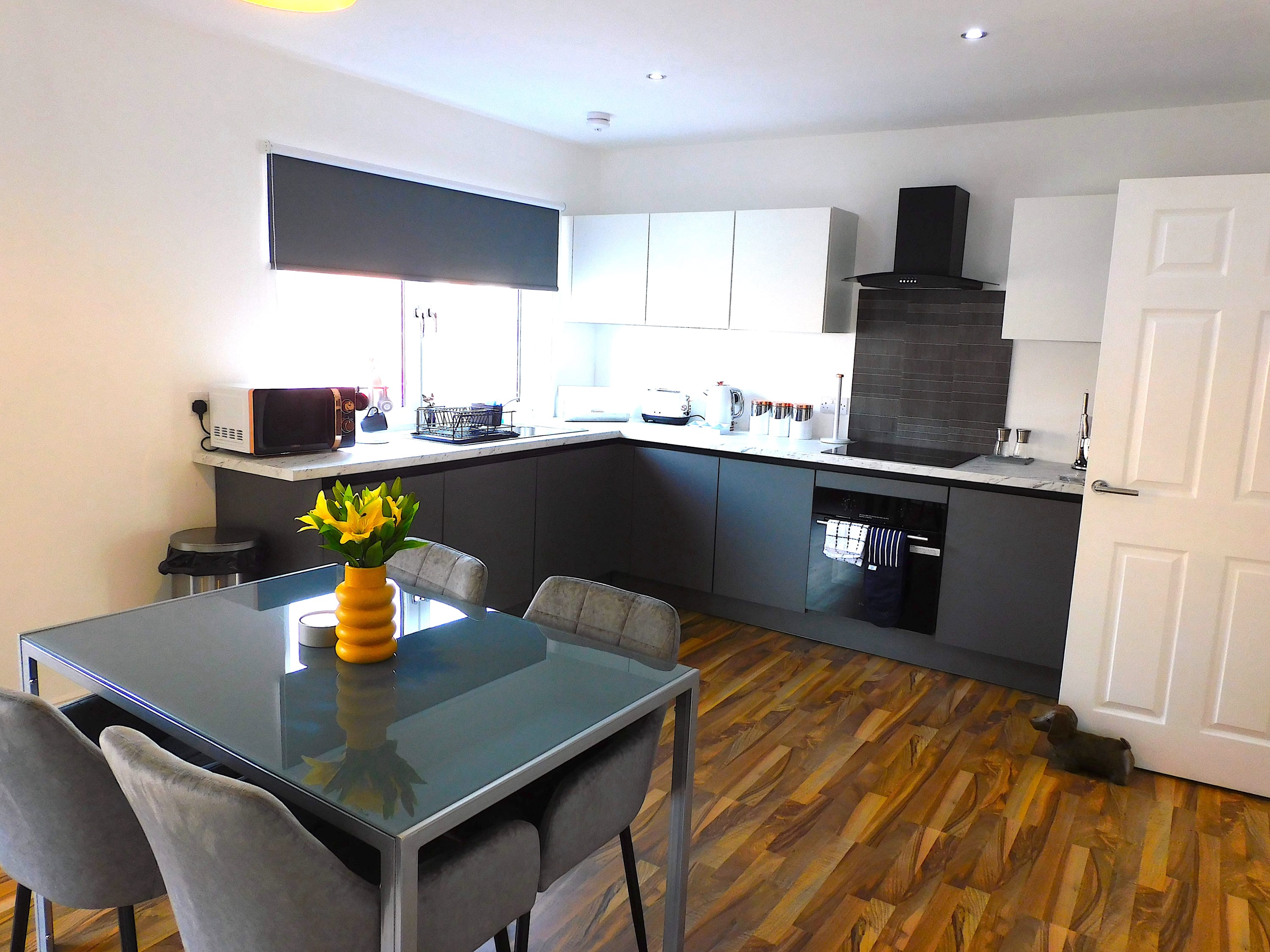 Newly refurbished 2 bedroom apartment close to station and local...