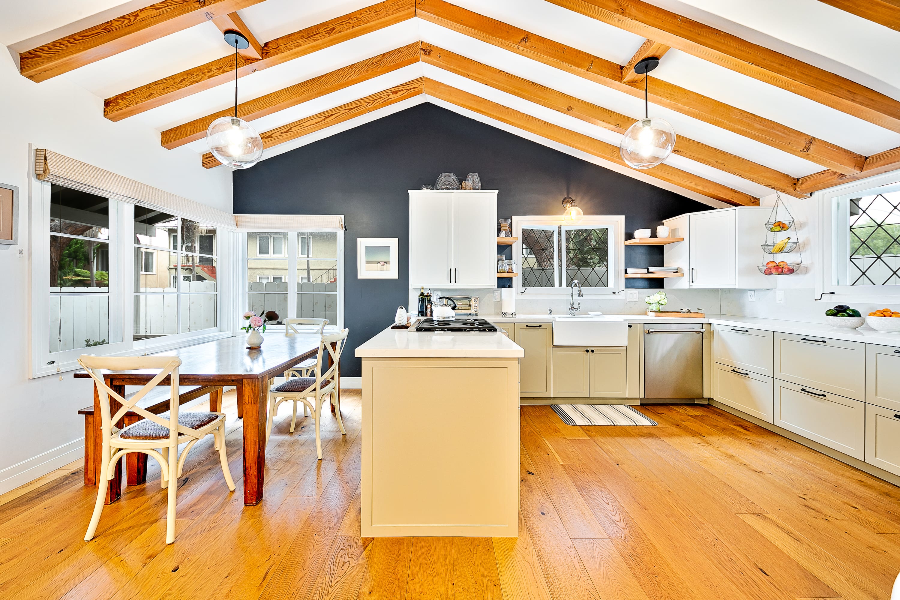 Gorgeous 4-bd Haven, steps from Windansea Beach