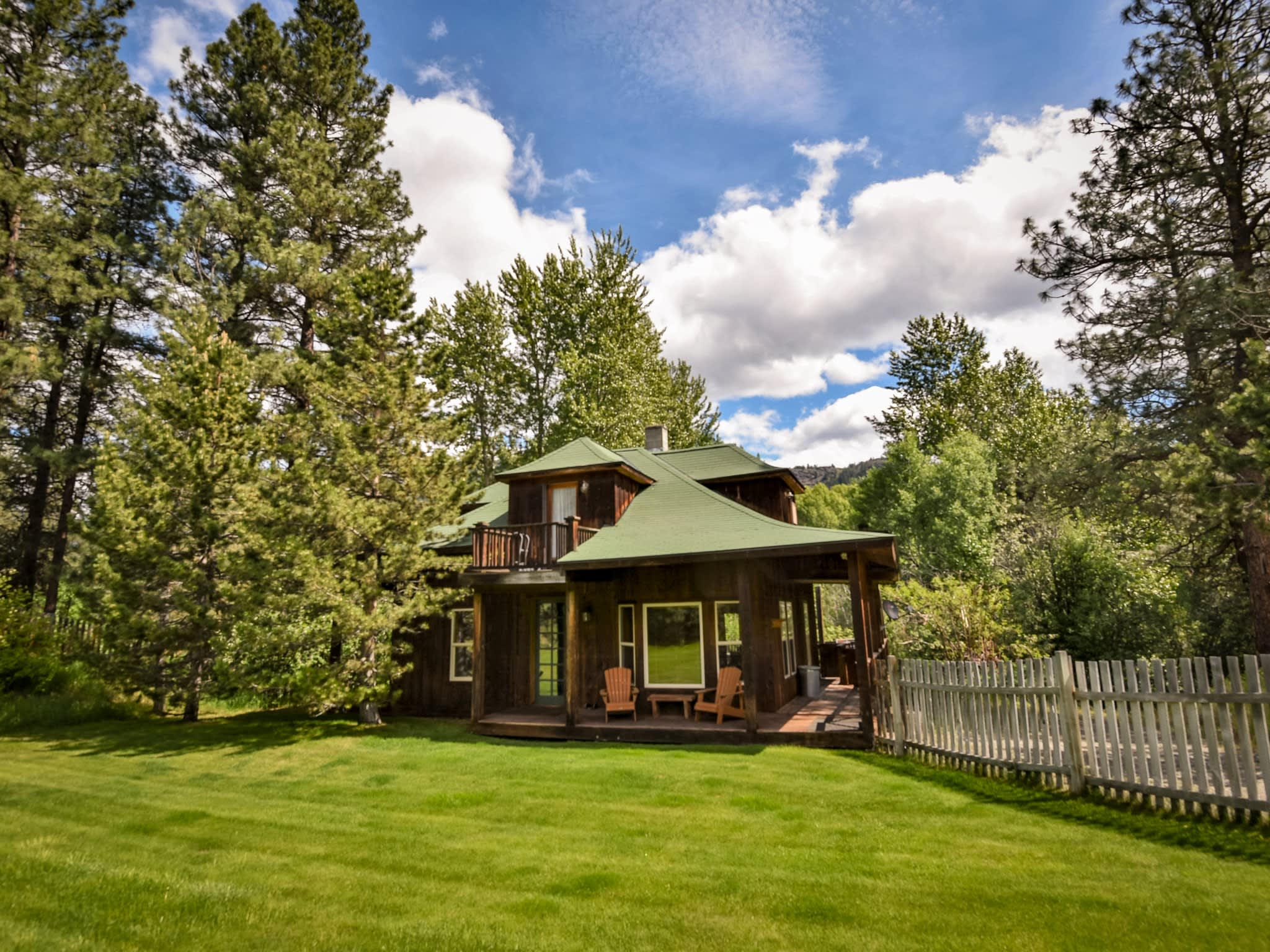 Firefly Cabin, 4 bdrm, deck, trails, fenced yard — Mazama, WA — vacation rental