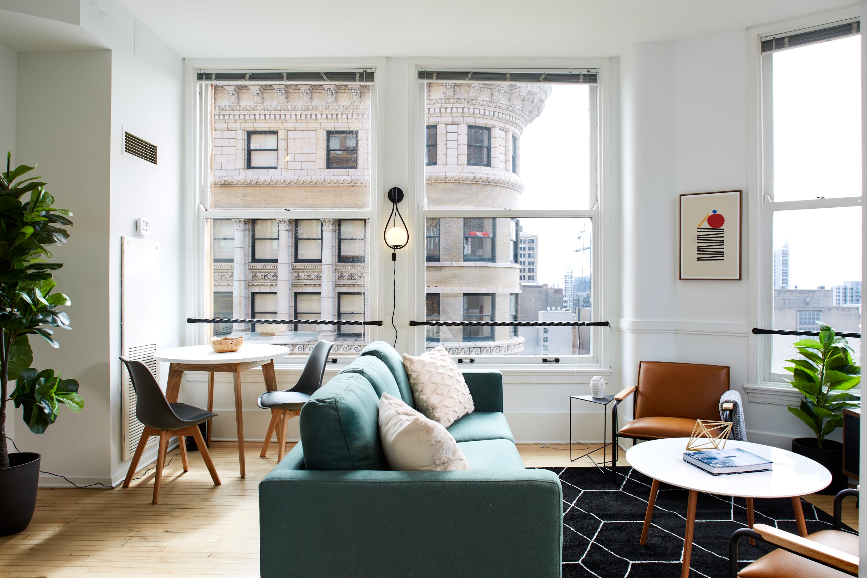 Splendid Corner 3BR in the Loop | City Views — Chicago, IL — vacation rental