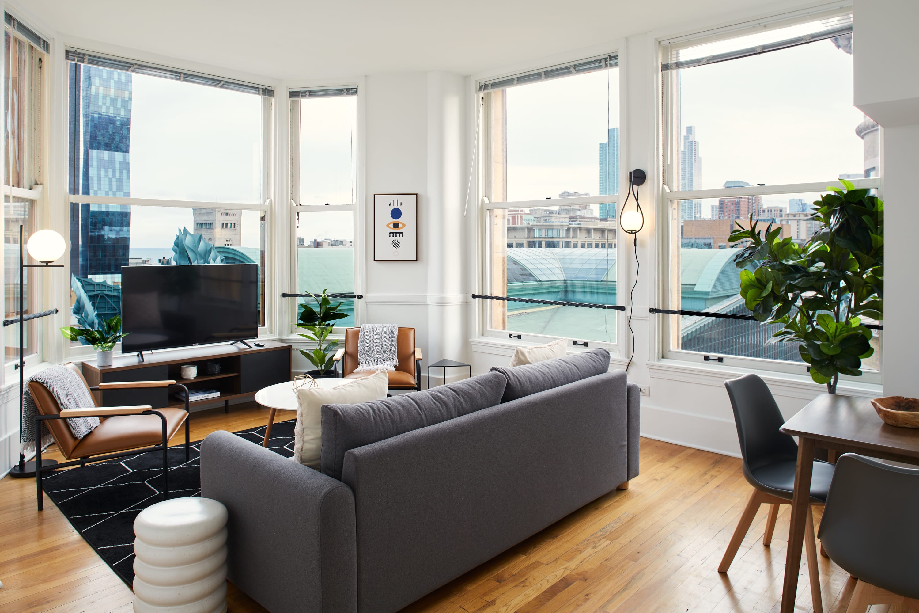 Chic Corner 2BR in the Loop | City & Lake Views — Chicago, IL — vacation rental
