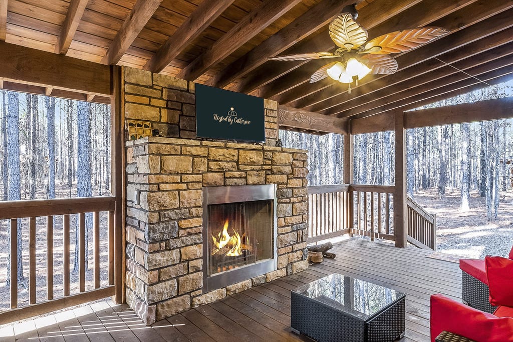 Spacious luxury cabin w/hot tub — Broken Bow, OK — vacation rental