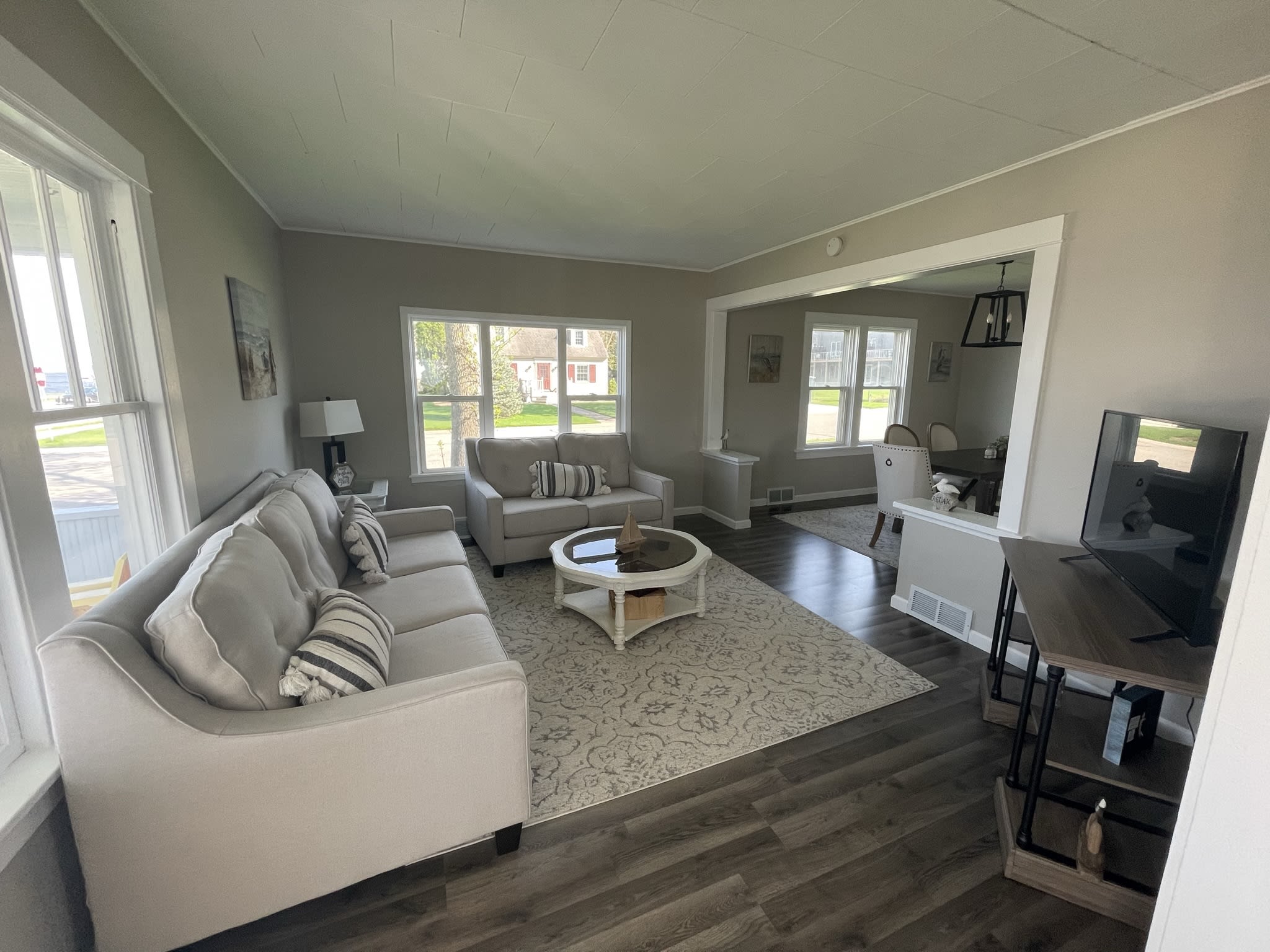 Heated Pool And Covered Porch - Cozy Bungalow Retreat - Minnesota