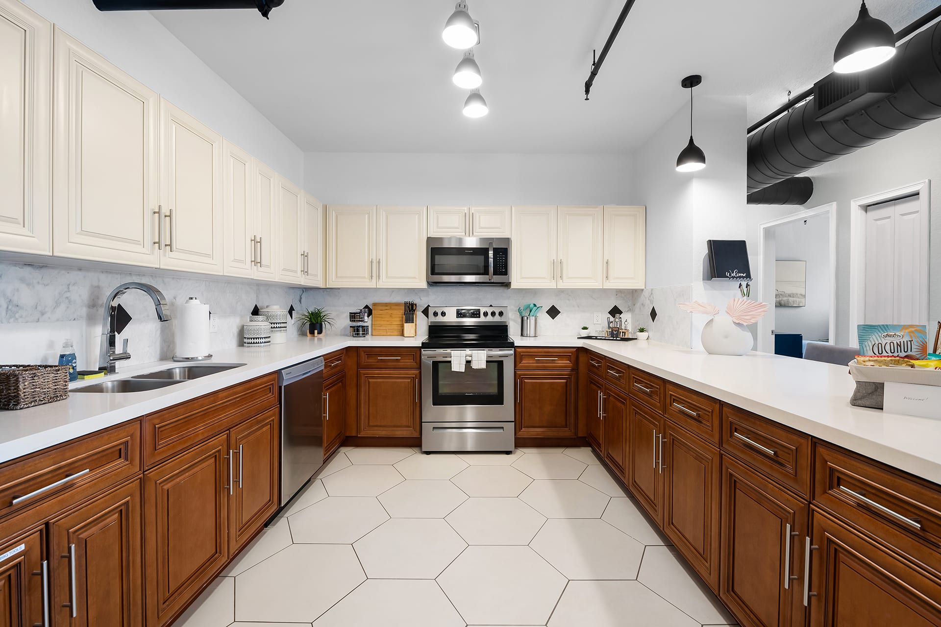 Suite 205: 2 Bed/2 Bath, Heated Pool, Gym, Dock