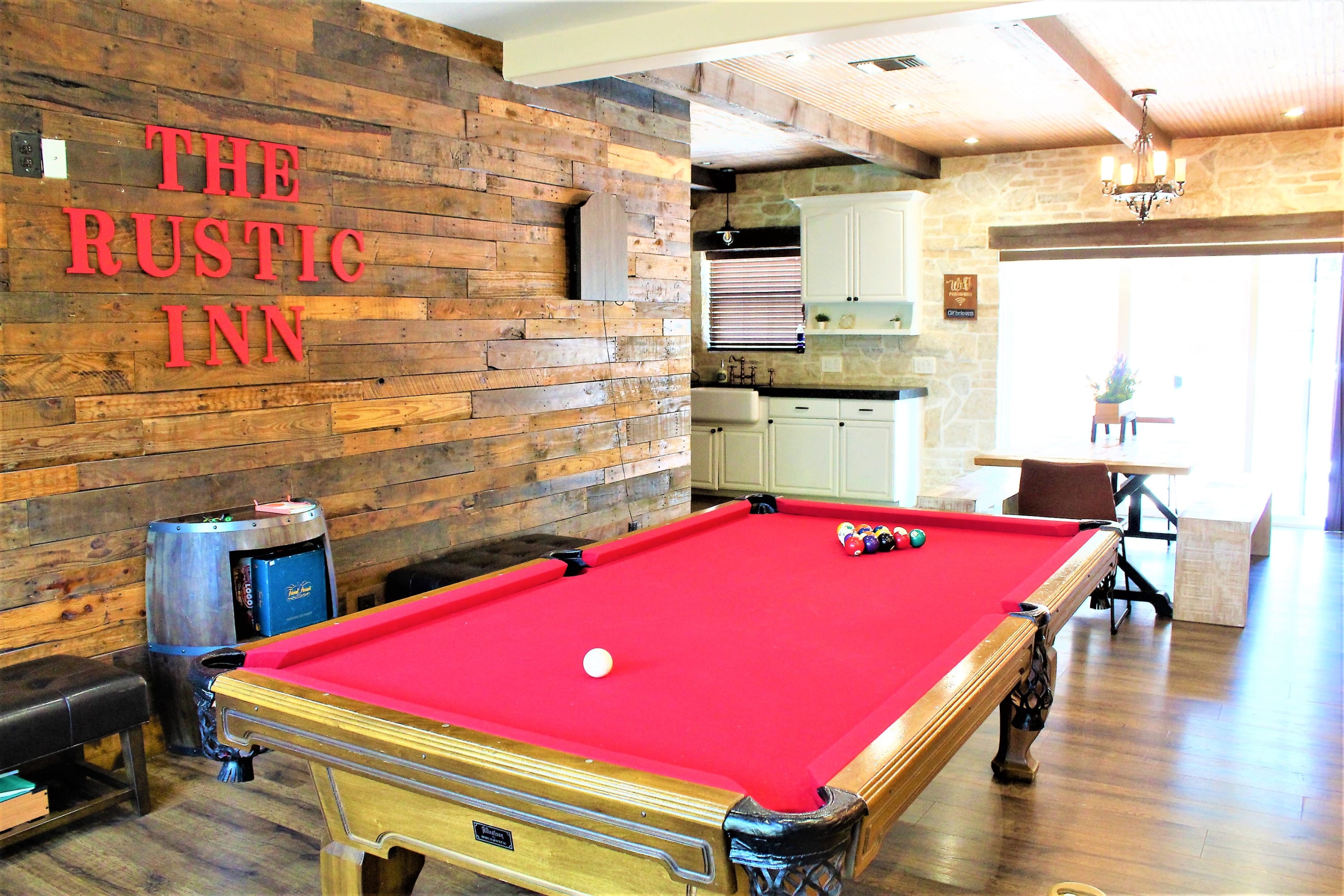 The Rustic Inn- Family friendly, Near Fiesta Texas - Photo 1