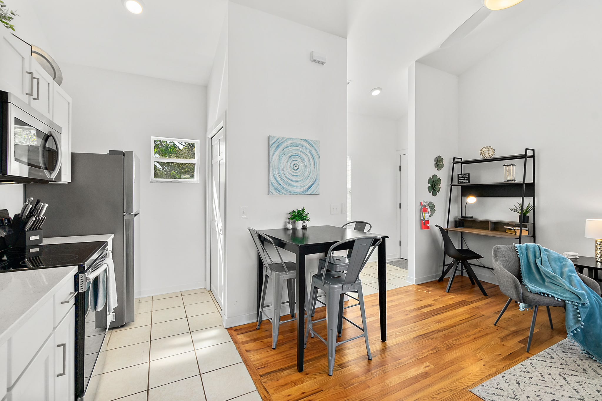 Downtown Bungalow- Walk to Downtown, Mins to Beach — photo 12