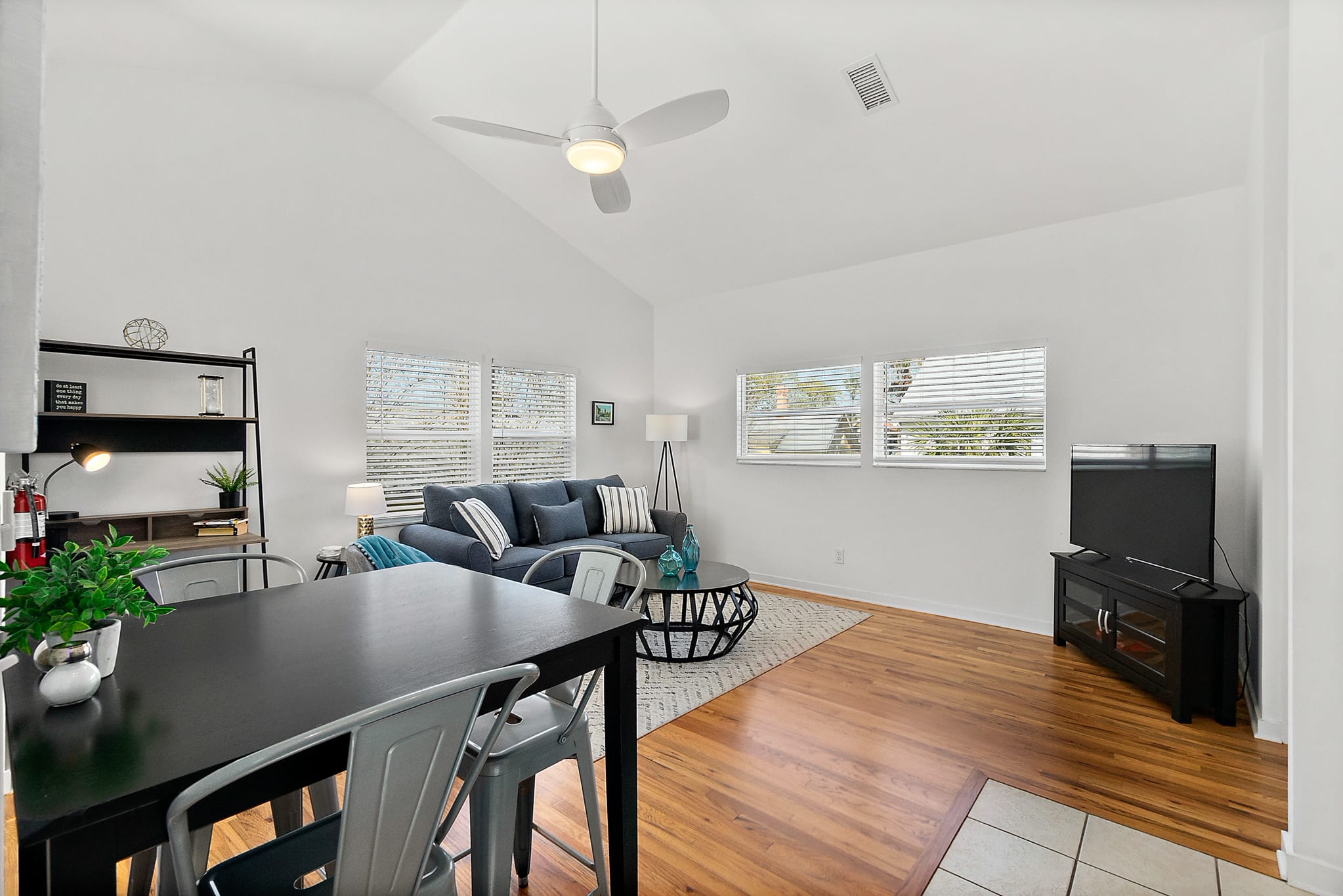 Downtown Bungalow- Walk to Downtown, Mins to Beach — photo 13