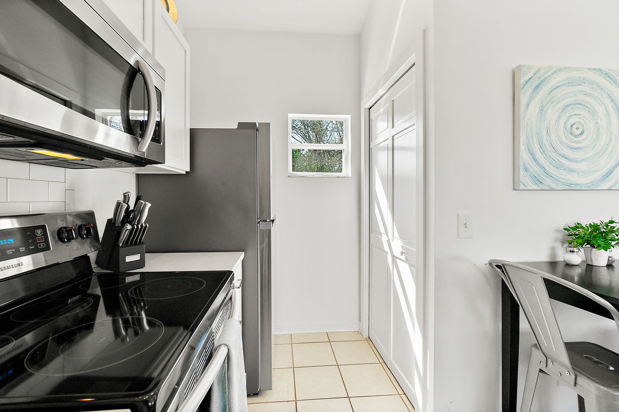 Downtown Bungalow- Walk to Downtown, Mins to Beach — photo 15