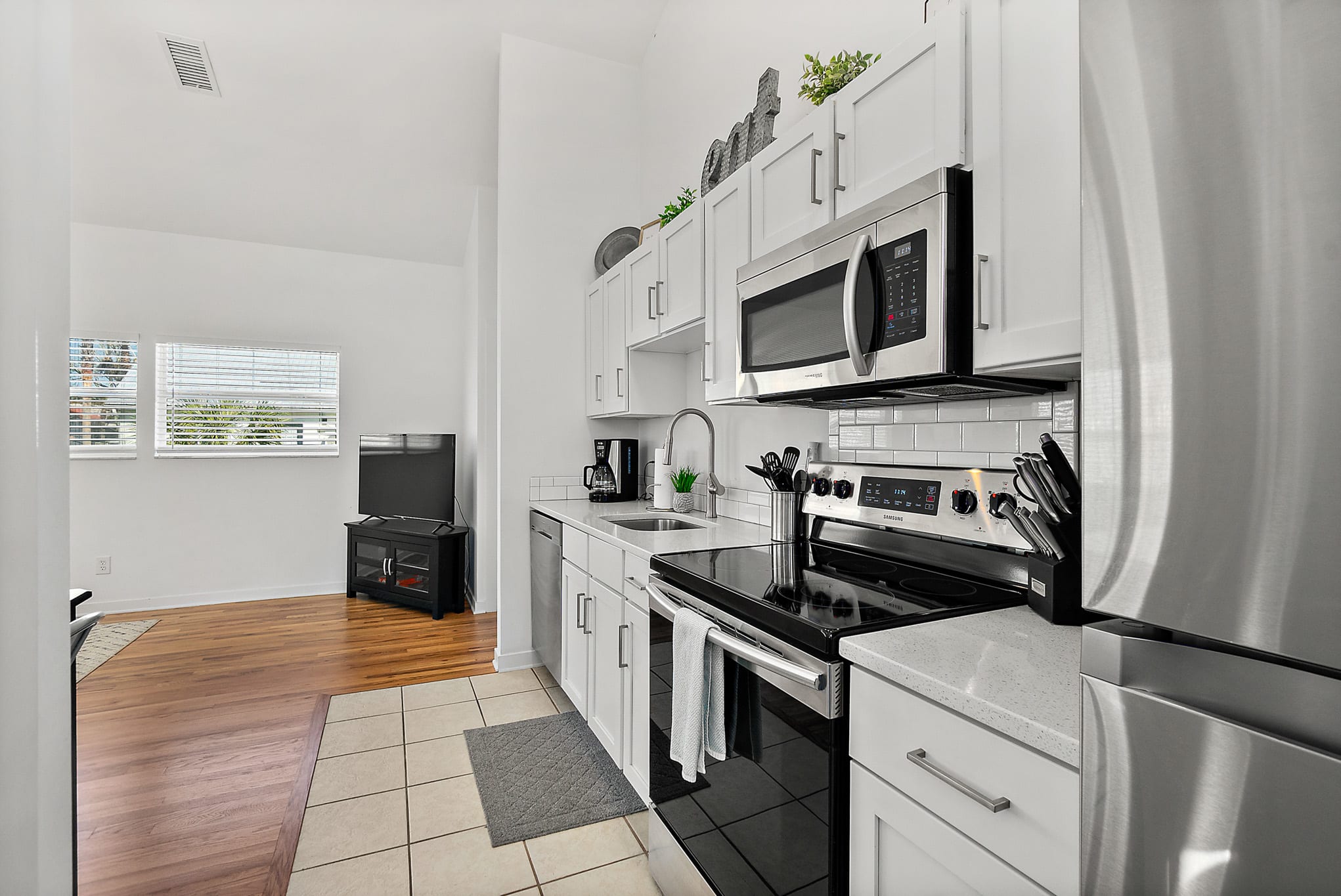 Downtown Bungalow- Walk to Downtown, Mins to Beach — photo 16
