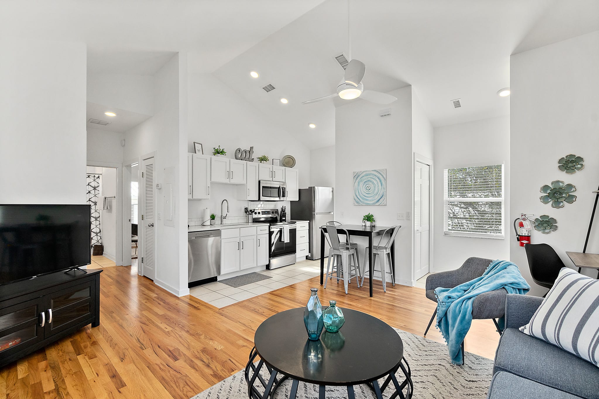 Downtown Bungalow- Walk to Downtown, Mins to Beach — photo 17