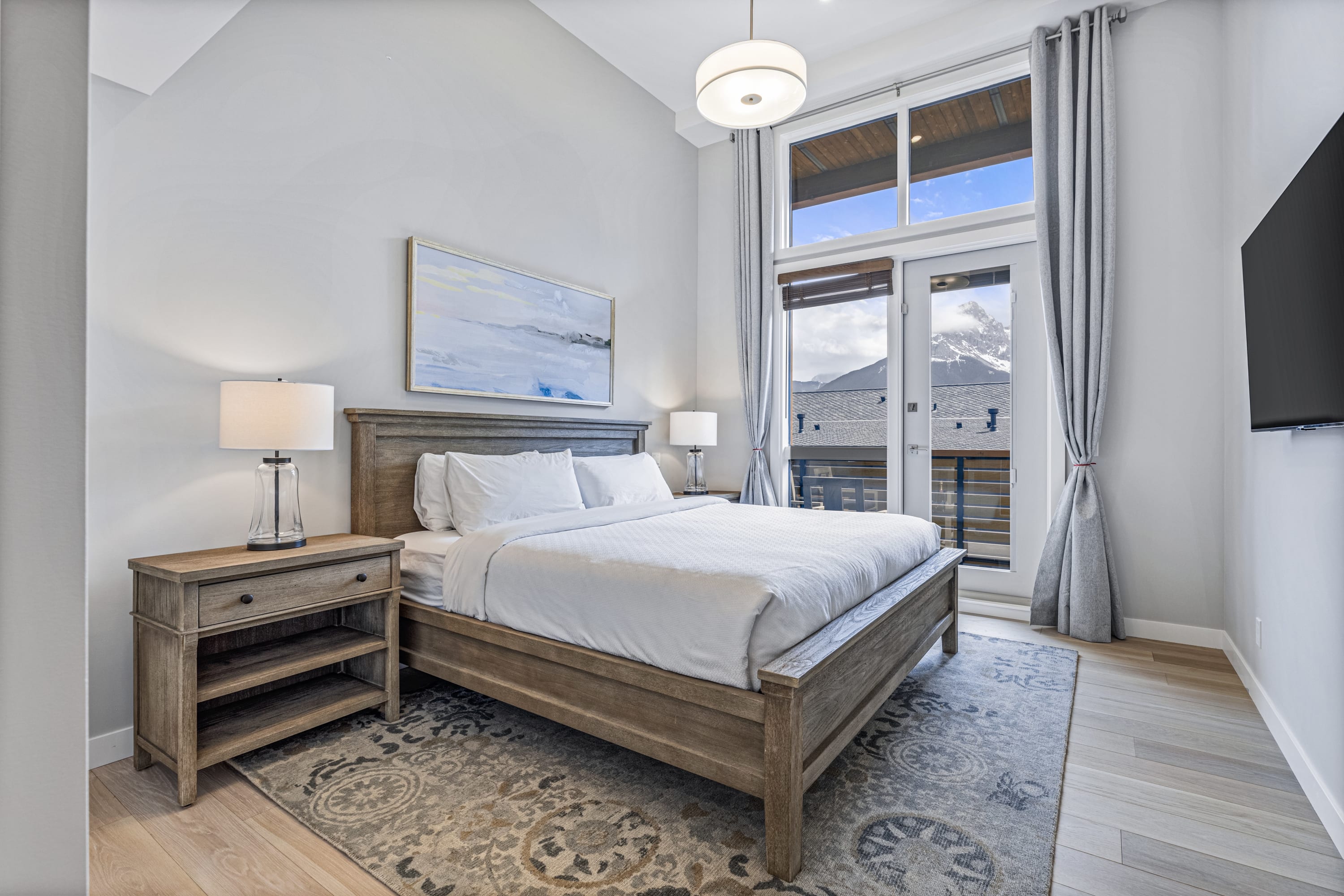 Luxury•Great Views • Hot Tub • TWO Parking Stalls! 4