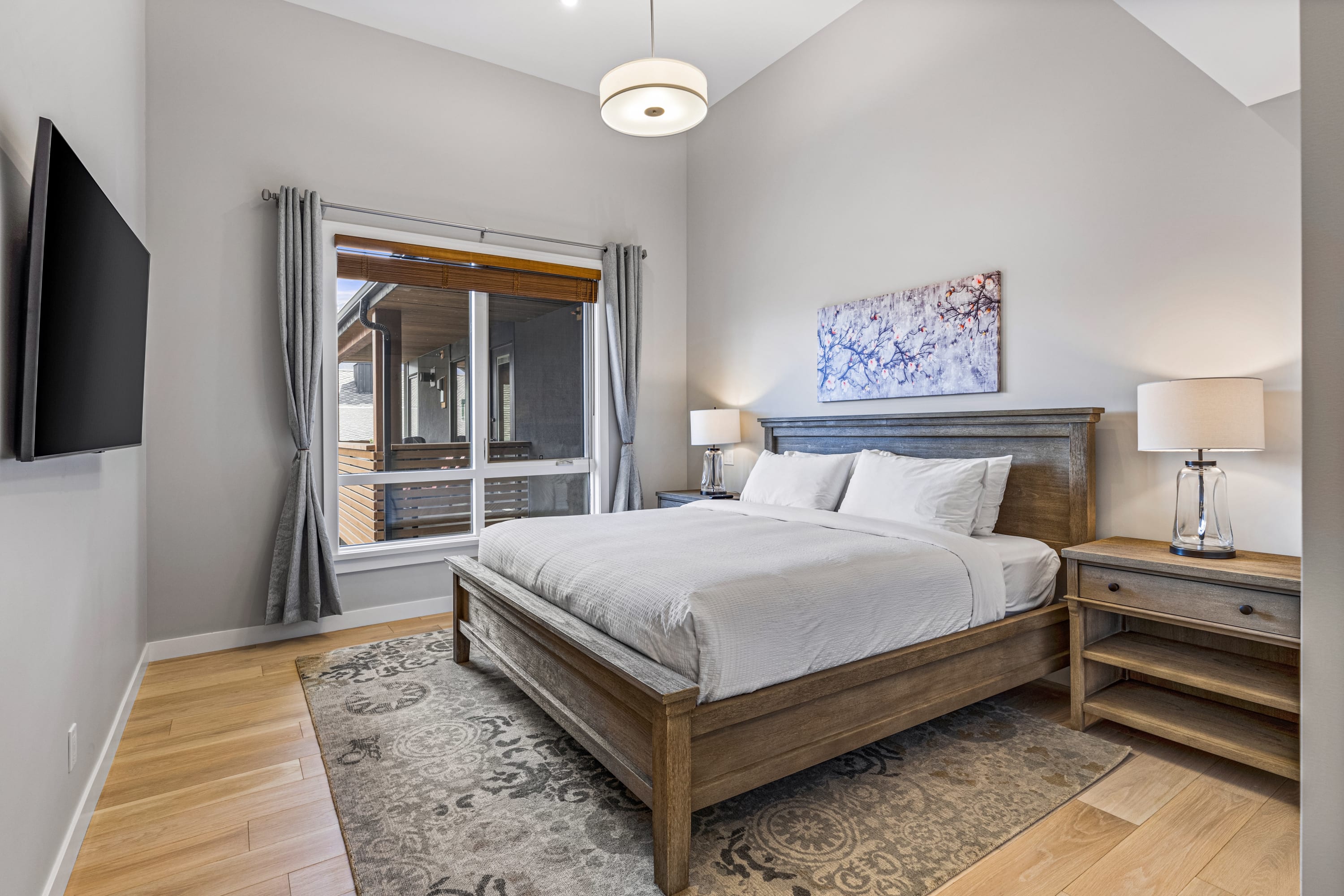 Luxury•Great Views • Hot Tub • TWO Parking Stalls! 5