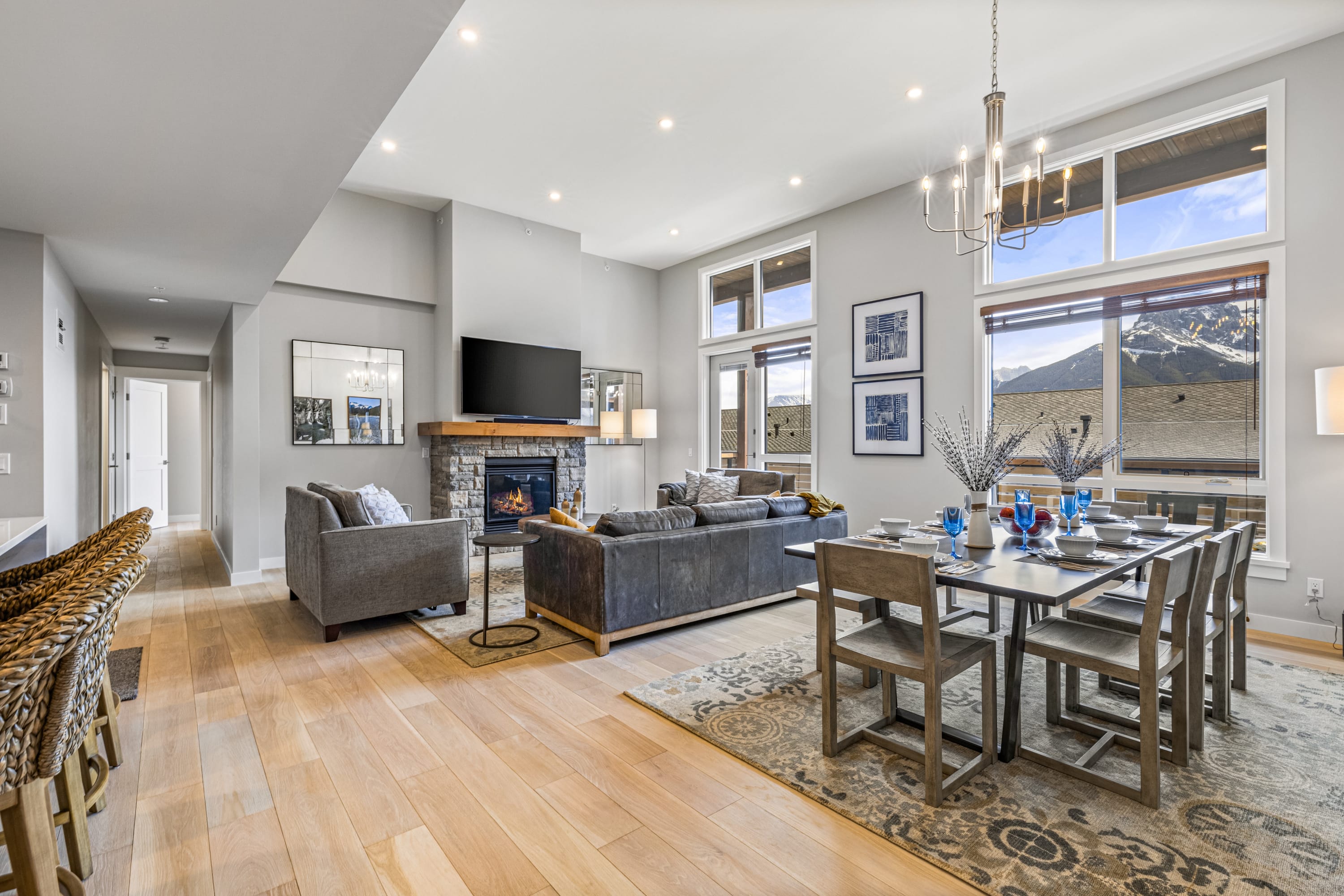 Luxury•Great Views • Hot Tub • TWO Parking Stalls!