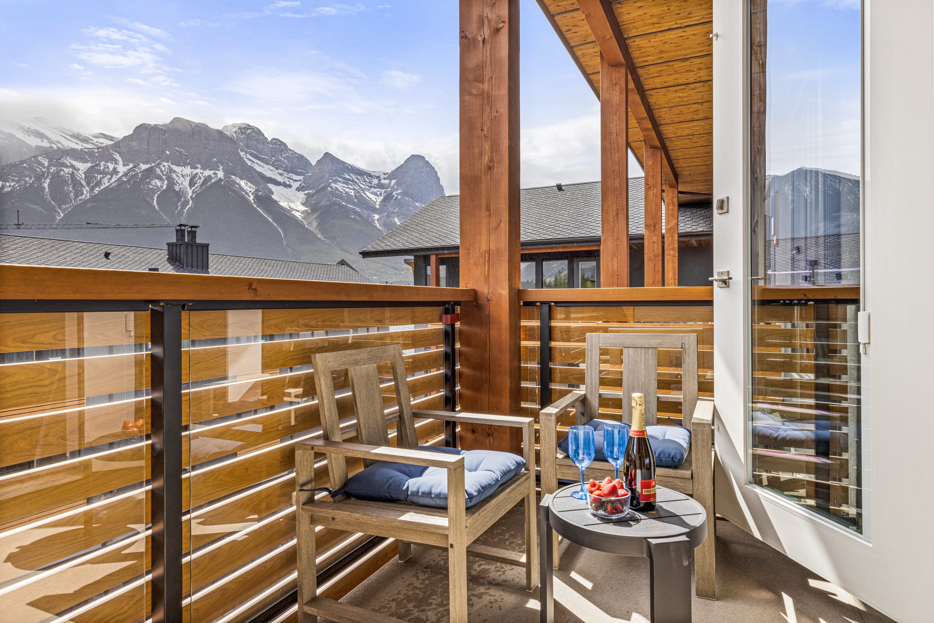 Luxury•Great Views • Hot Tub • TWO Parking Stalls! 3