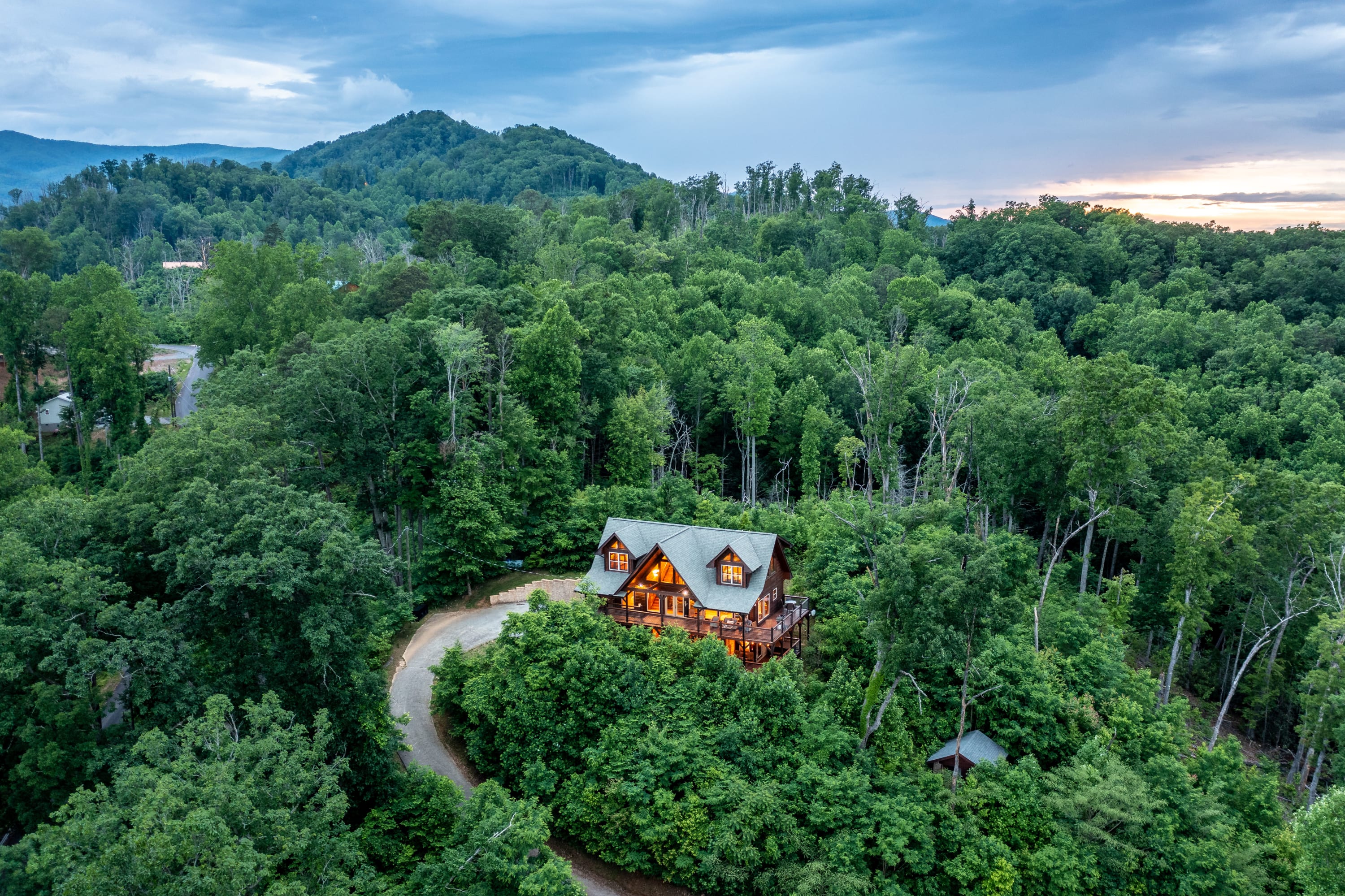 Modern Cabin, 3 King Suites, Hot Tub, Bunk Room, Incredible Views, Game Room, Theatre, Great for Families and Friend Groups Alike, Unmatched Location 10 Mins to Pigeon Forge and Gatlinburg, 24 Hr Hospitality, Seasonal Fireplace, Dog Friendly — Gatlinburg, TN — vacation rental