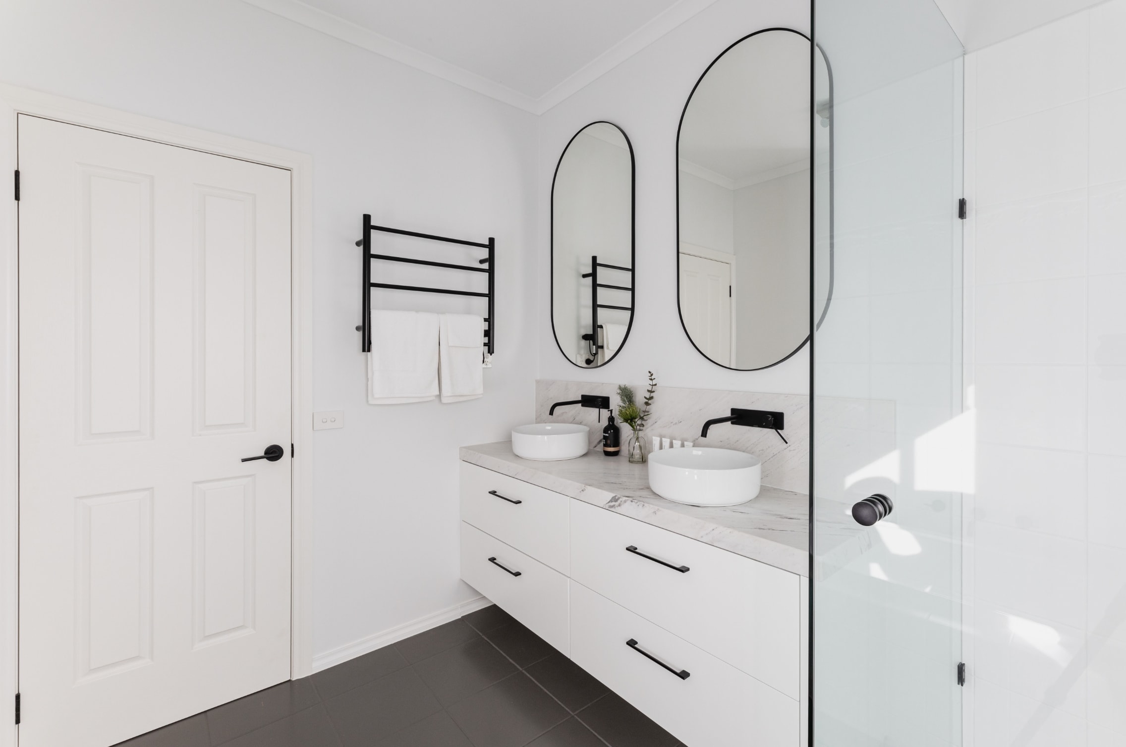 Clifftop Luxury | Spectacular Ocean Views - Picture 15