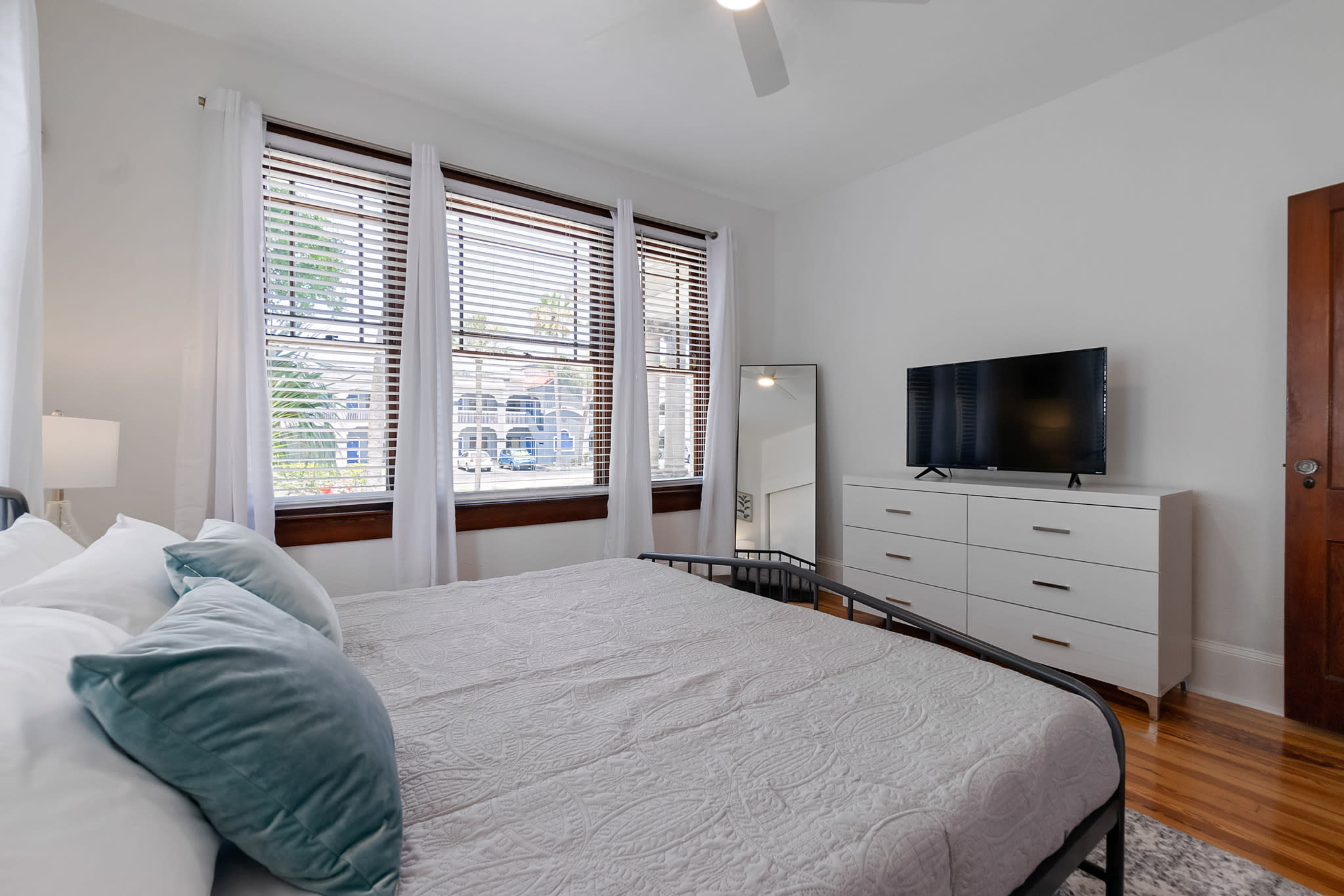 Mission Manor - Chic Apt- 15 Min Walk to Downtown! — photo 16