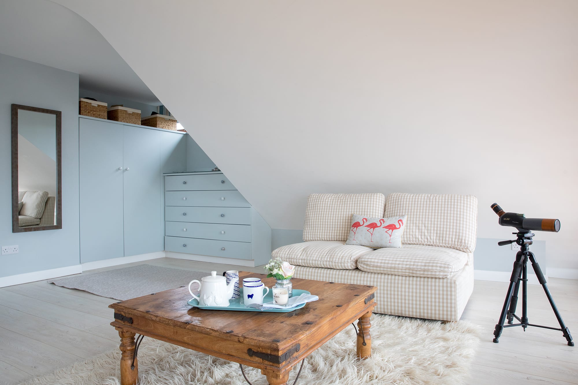 Observe the surroundings through the telescope lens