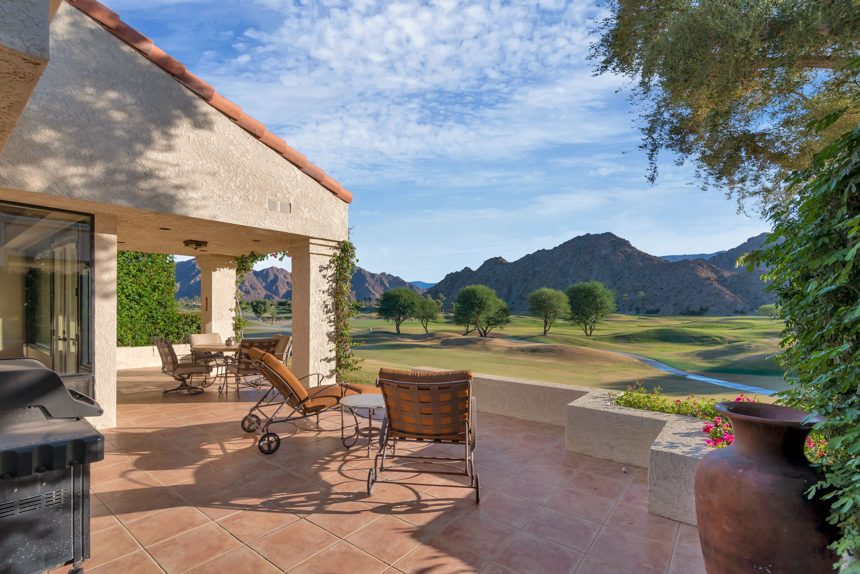 Gorgeous Home with Unobstructed Golf Course Views! - Photo 2