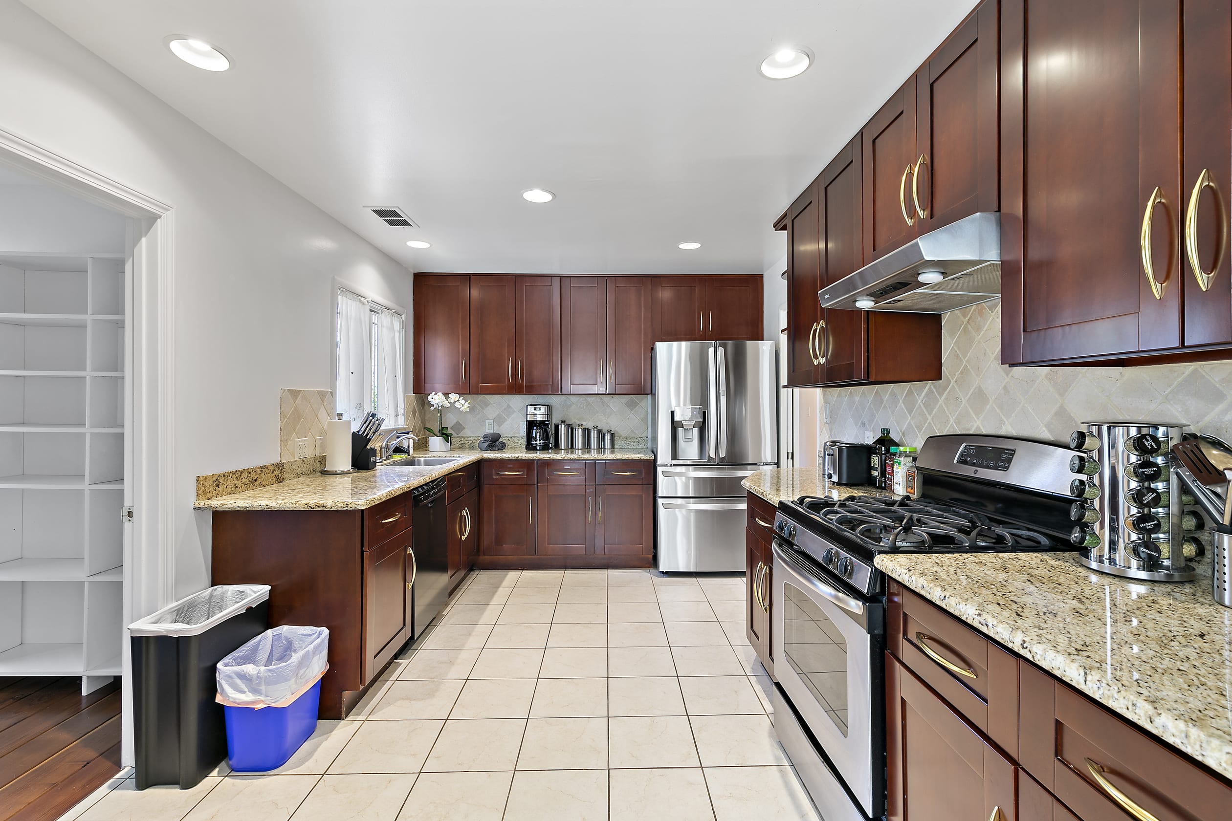 @ Marbella Lane - Elegant and Inviting Home in RWC - Picture 13