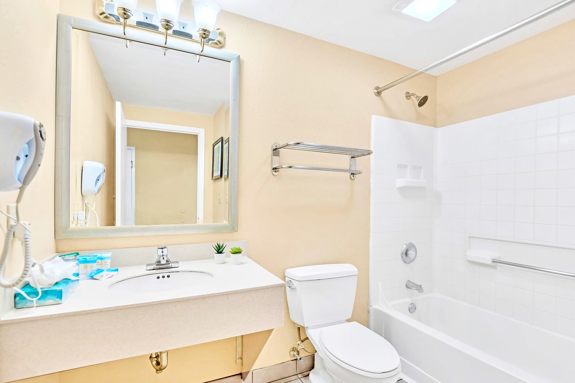 Studio Apartment w Pool Hot Tub Sleeps 4 4