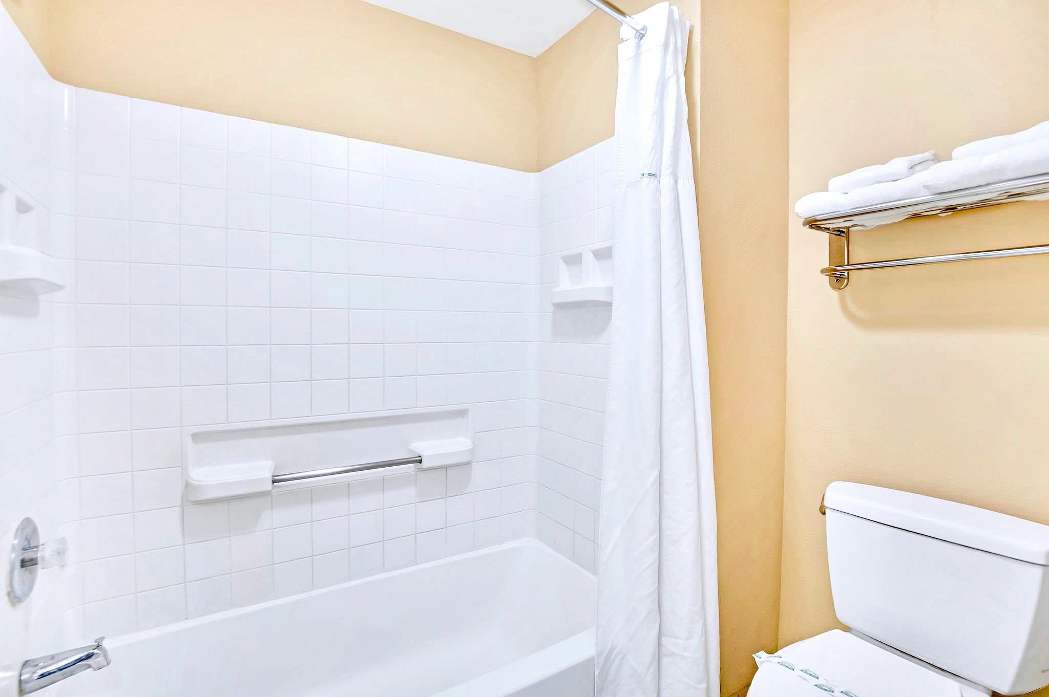 1BR 2 Queens Apt Hotel w Pool Hot Tub | Photo 10