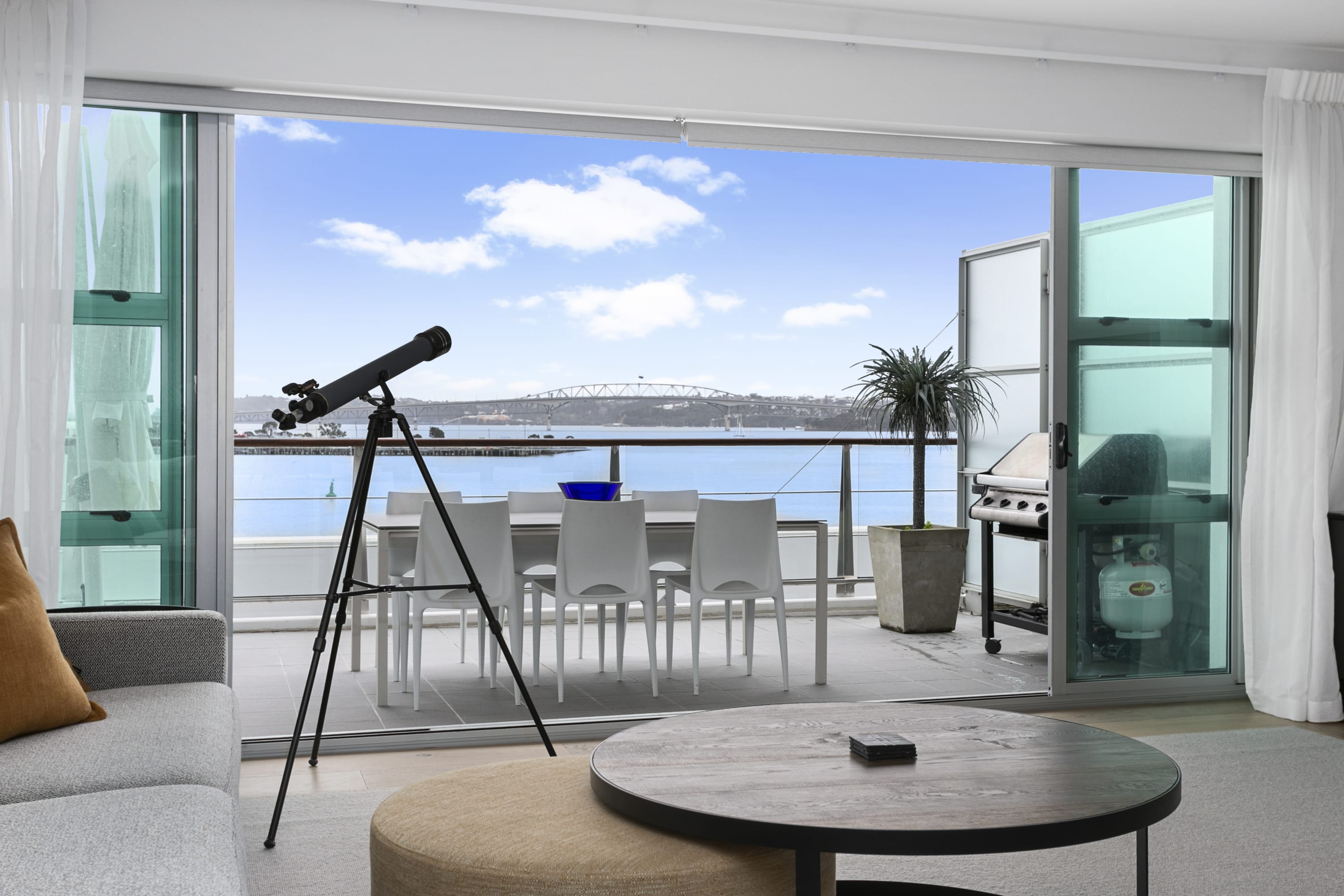 Light and spacious w  incredible harbour views - Image 3