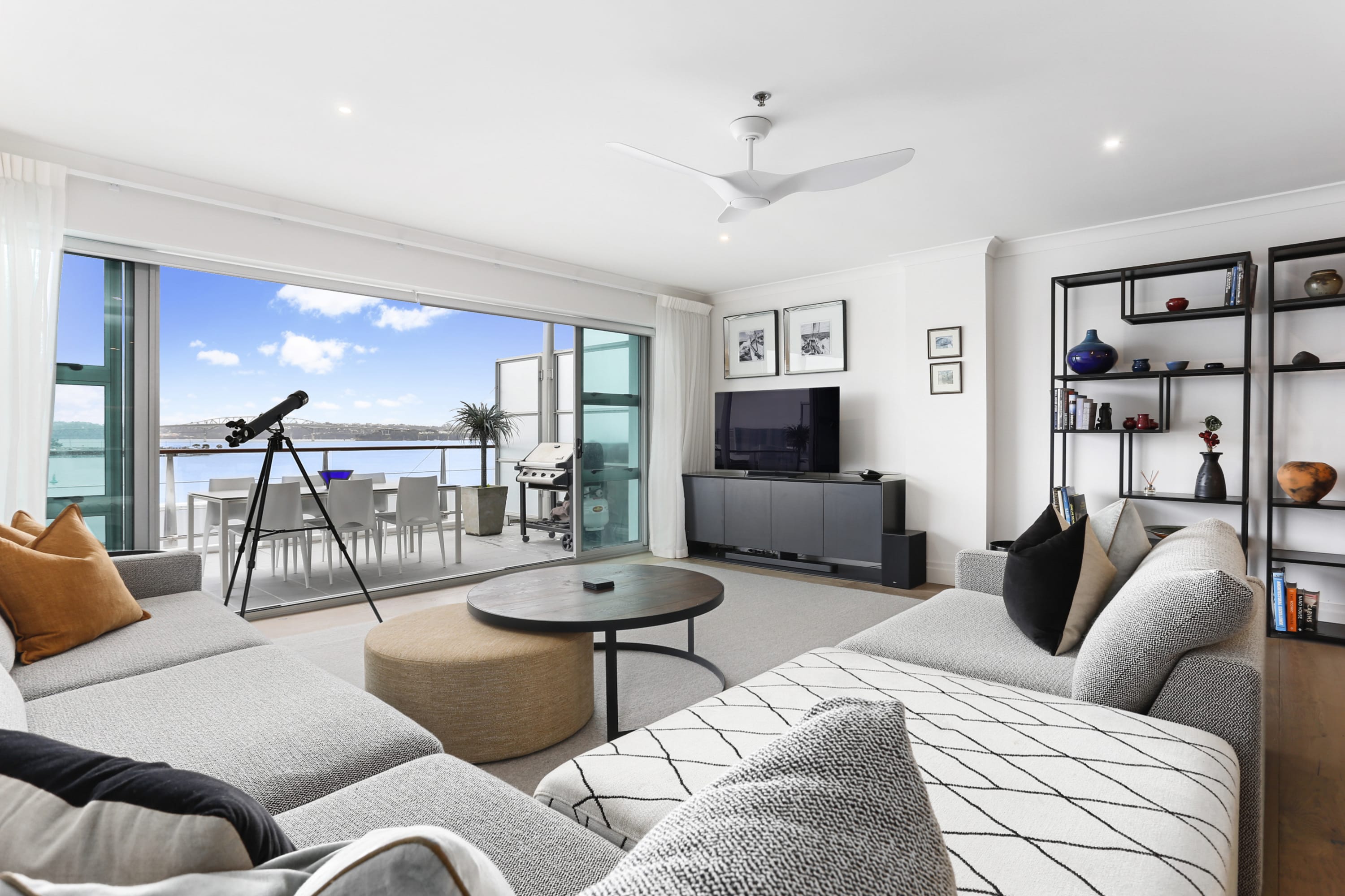 Light and spacious w  incredible harbour views - Image 1