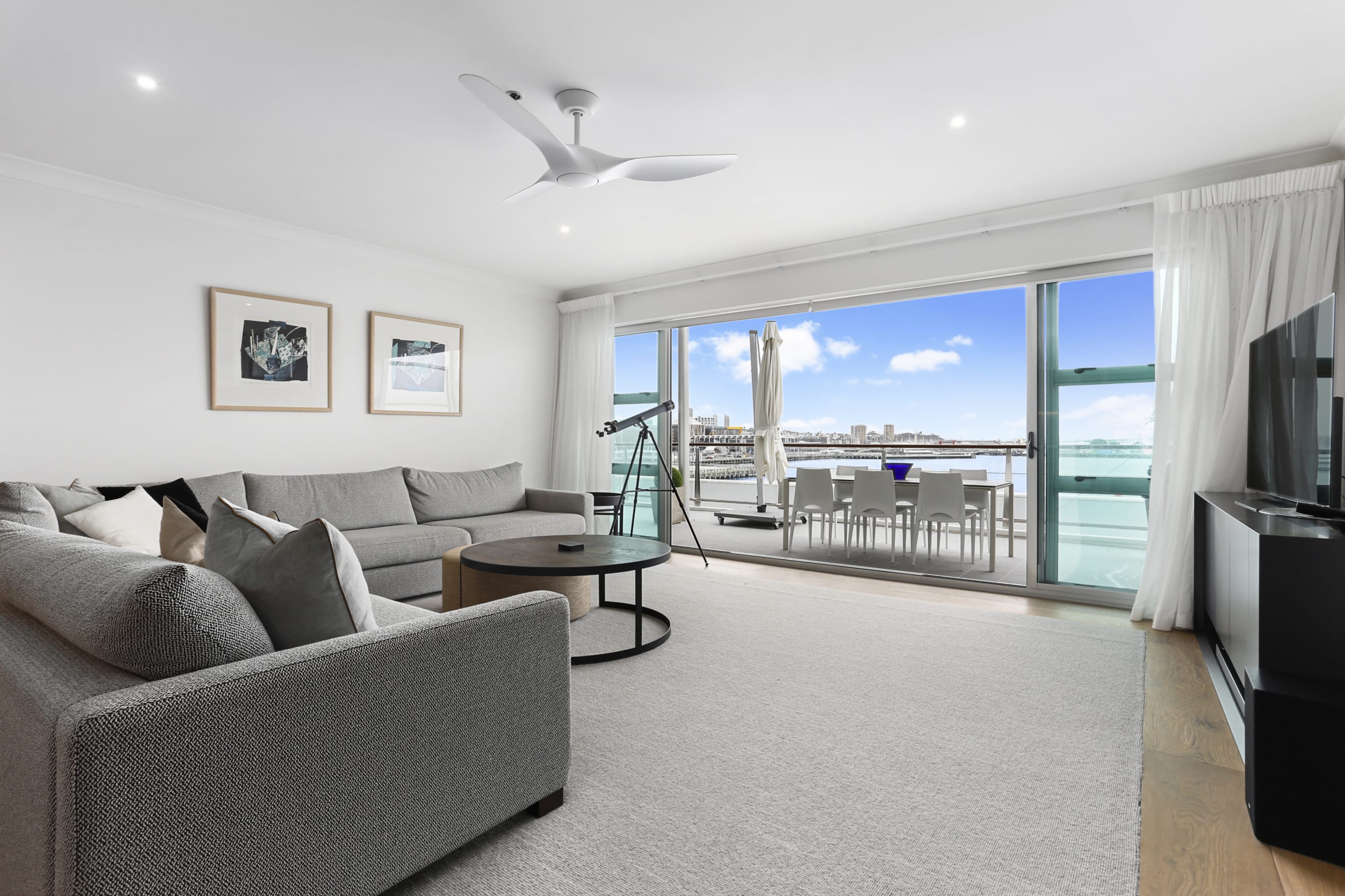 Light and spacious w  incredible harbour views - Image 2