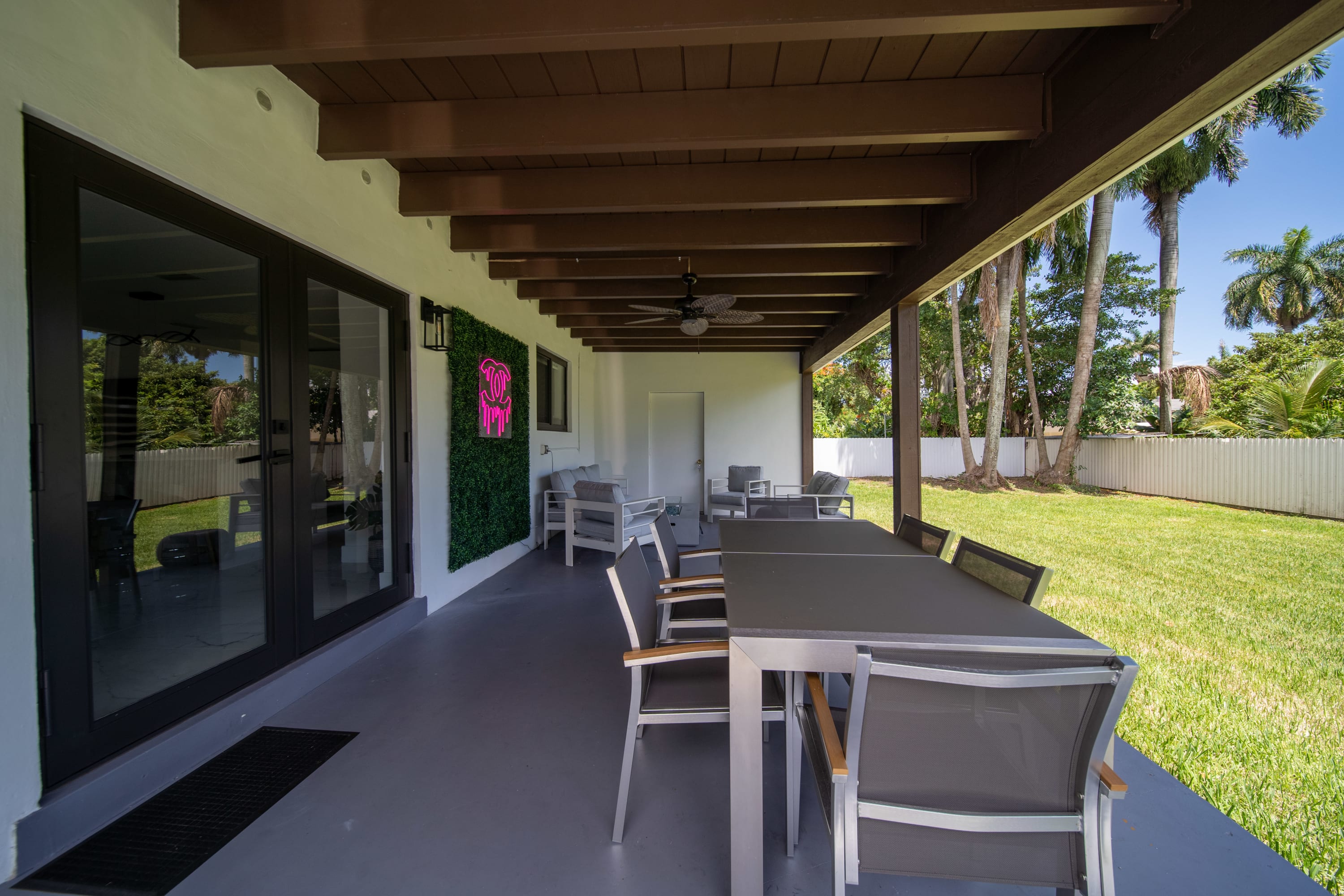 Miami Breeze ❤️Estate 🌞Near the Beaches🌴 - Photo 1