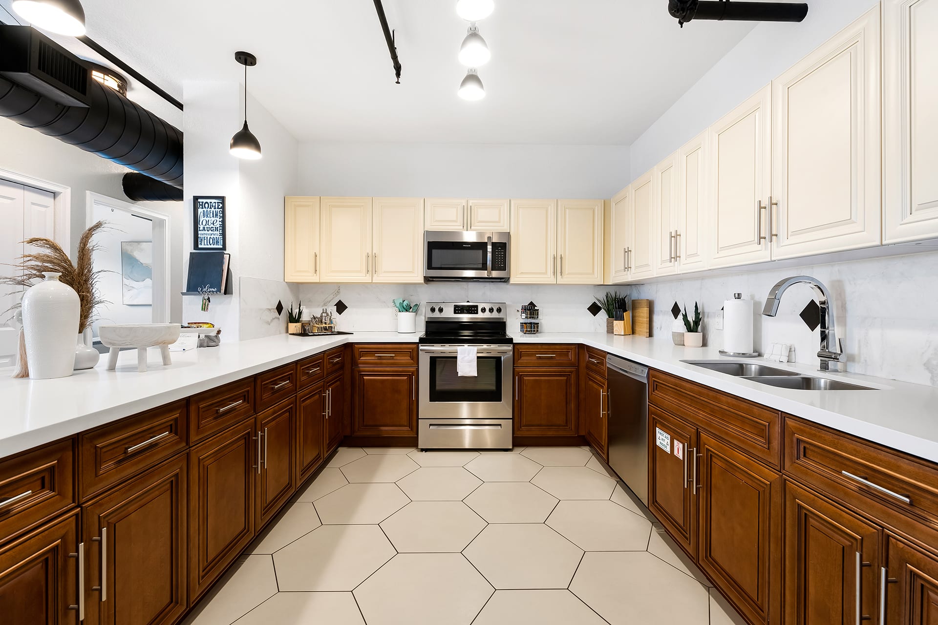 Suite 301: 2 Bed/2Bath: Heated Pool, Gym, Dock