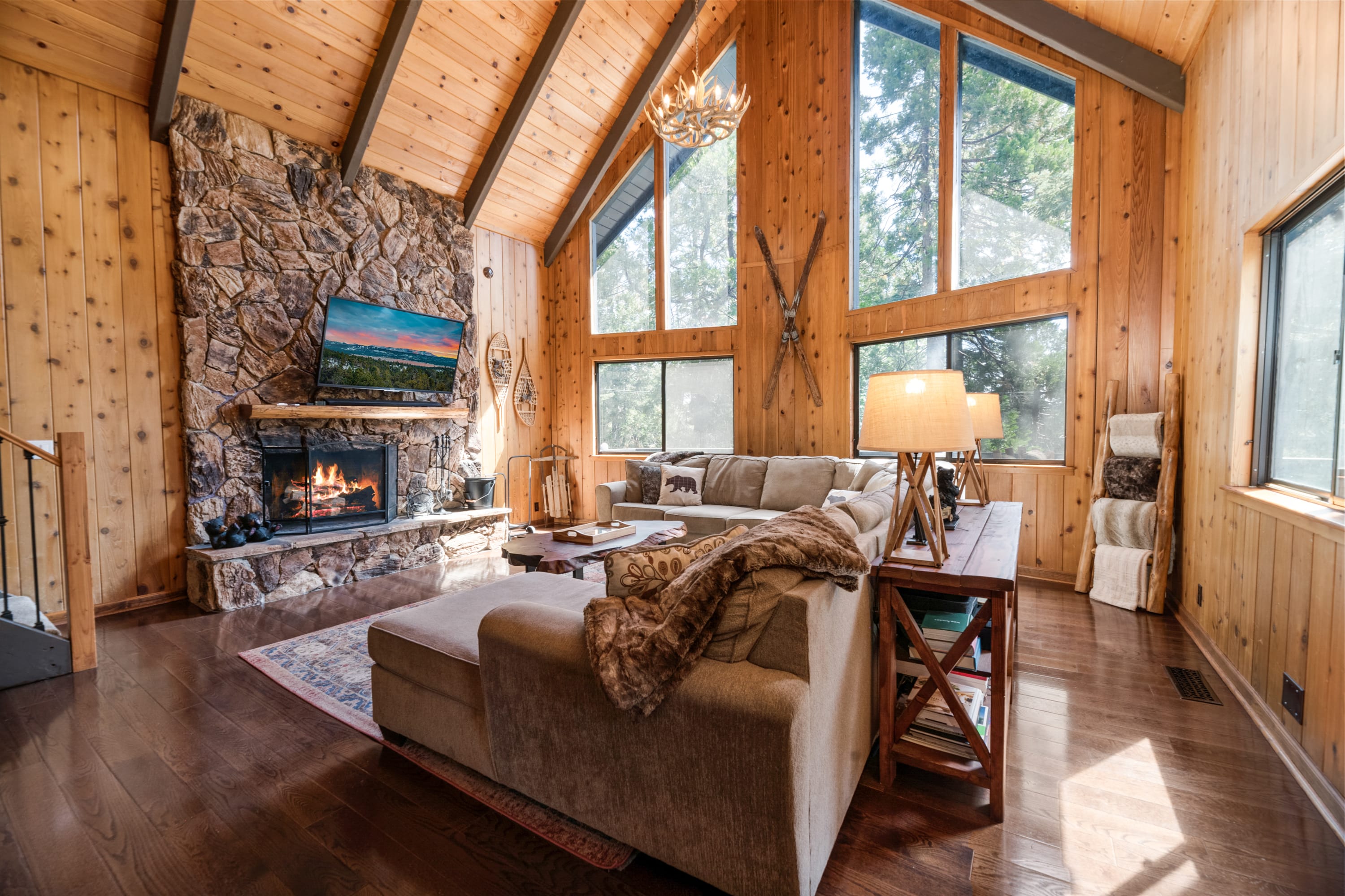 Gorgeous Lake House w/ SPA & Arcade Game Room!