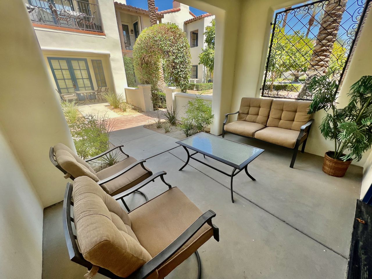 Gorgeous Ground Floor Villa Near Main Pool! - Photo 2