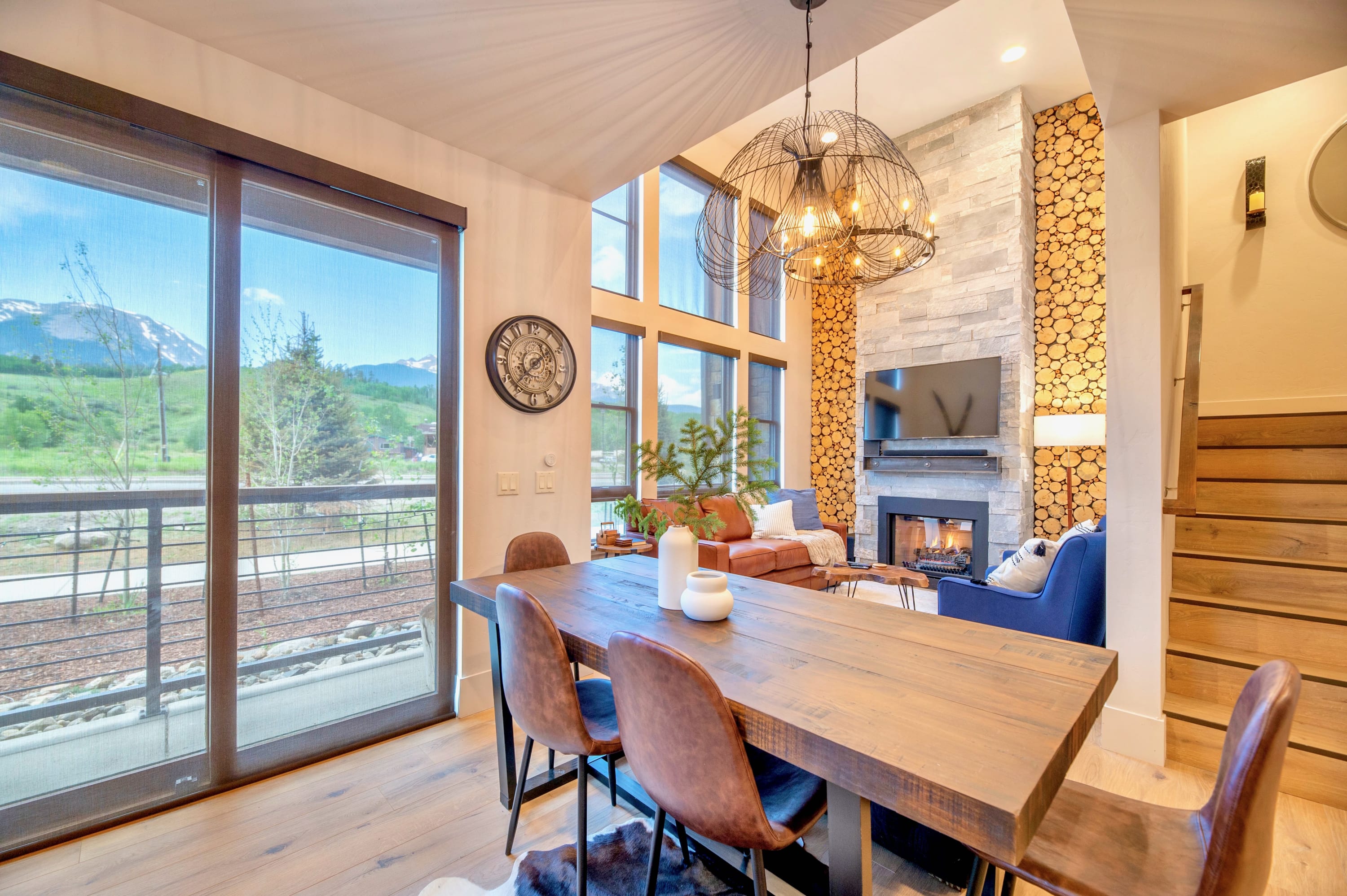 Dining With A View! Enjoy Cozy Moments By The Fireplace With Mountain Backdrops