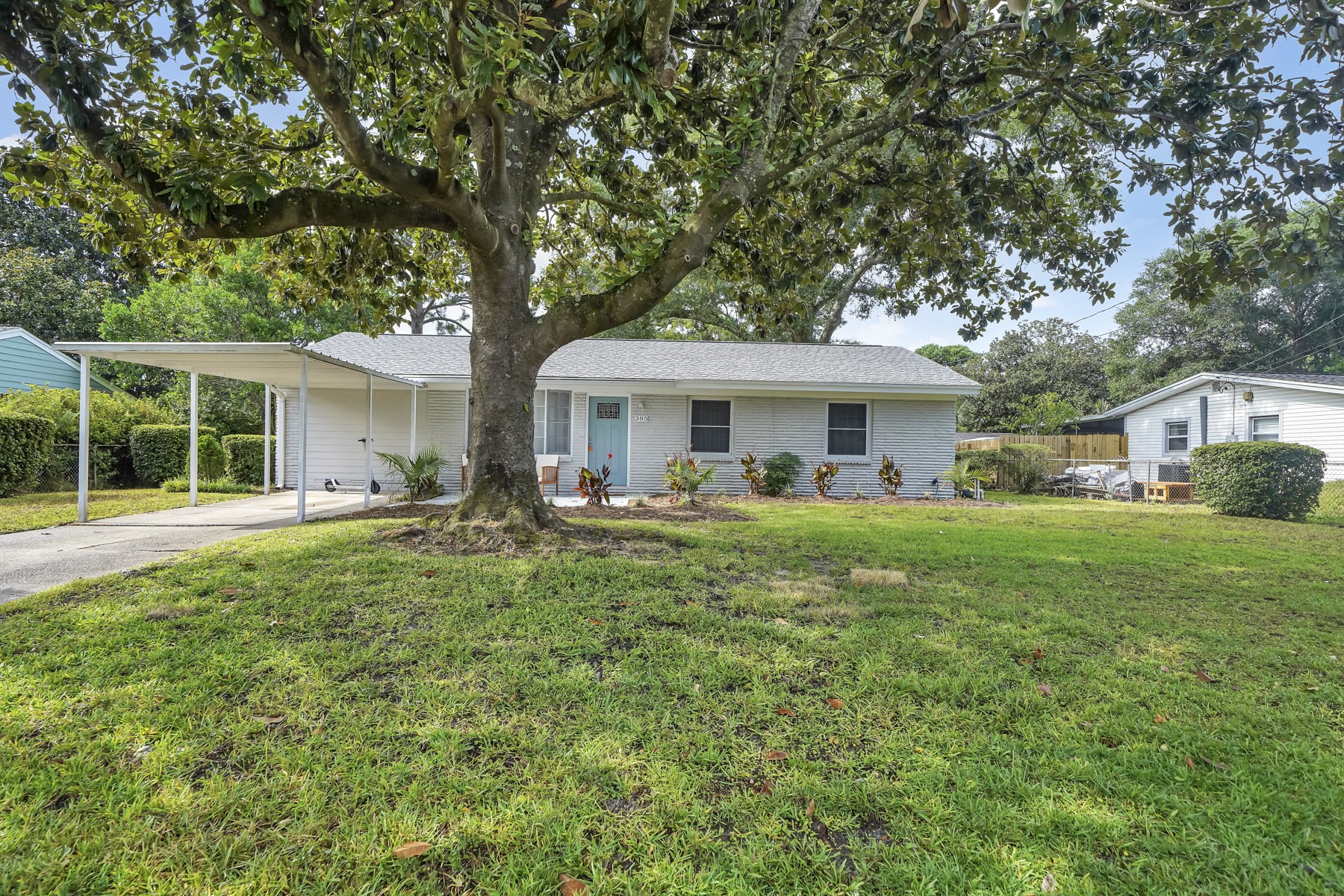 Expansive Living Area And Gourmet Kitchen - Stylish Coastal Retreat - Fort Walton Beach, FL