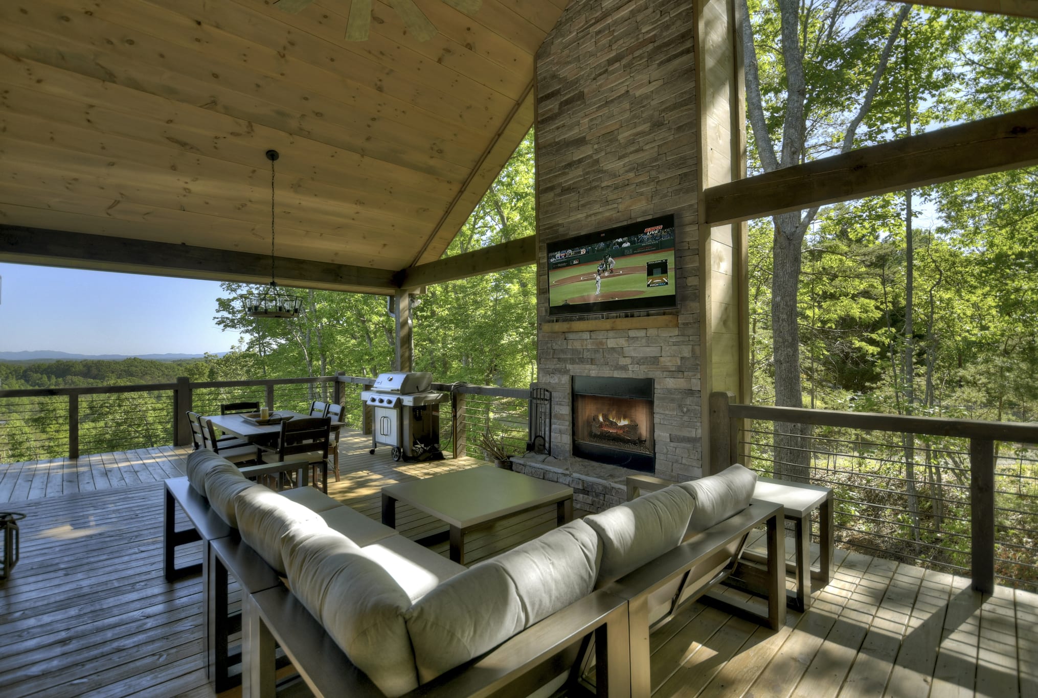 4 Dancing Bears|Mtn Views+Hot Tub+Interior Design — Blue Ridge, GA — vacation rental