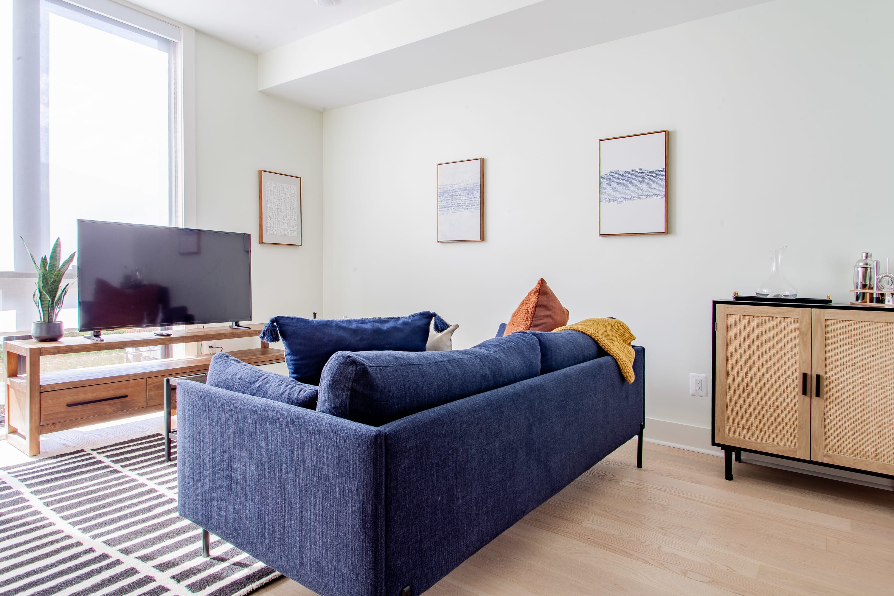 Chic 2-Bedroom Flat | 2 Floors | METRO Accessible!
