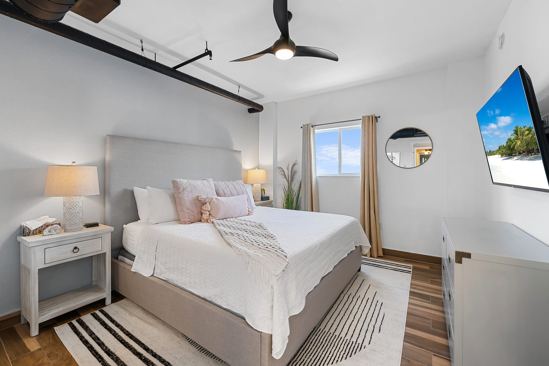Suite 403: King Bed Balcony, Heated Pool, Gym
